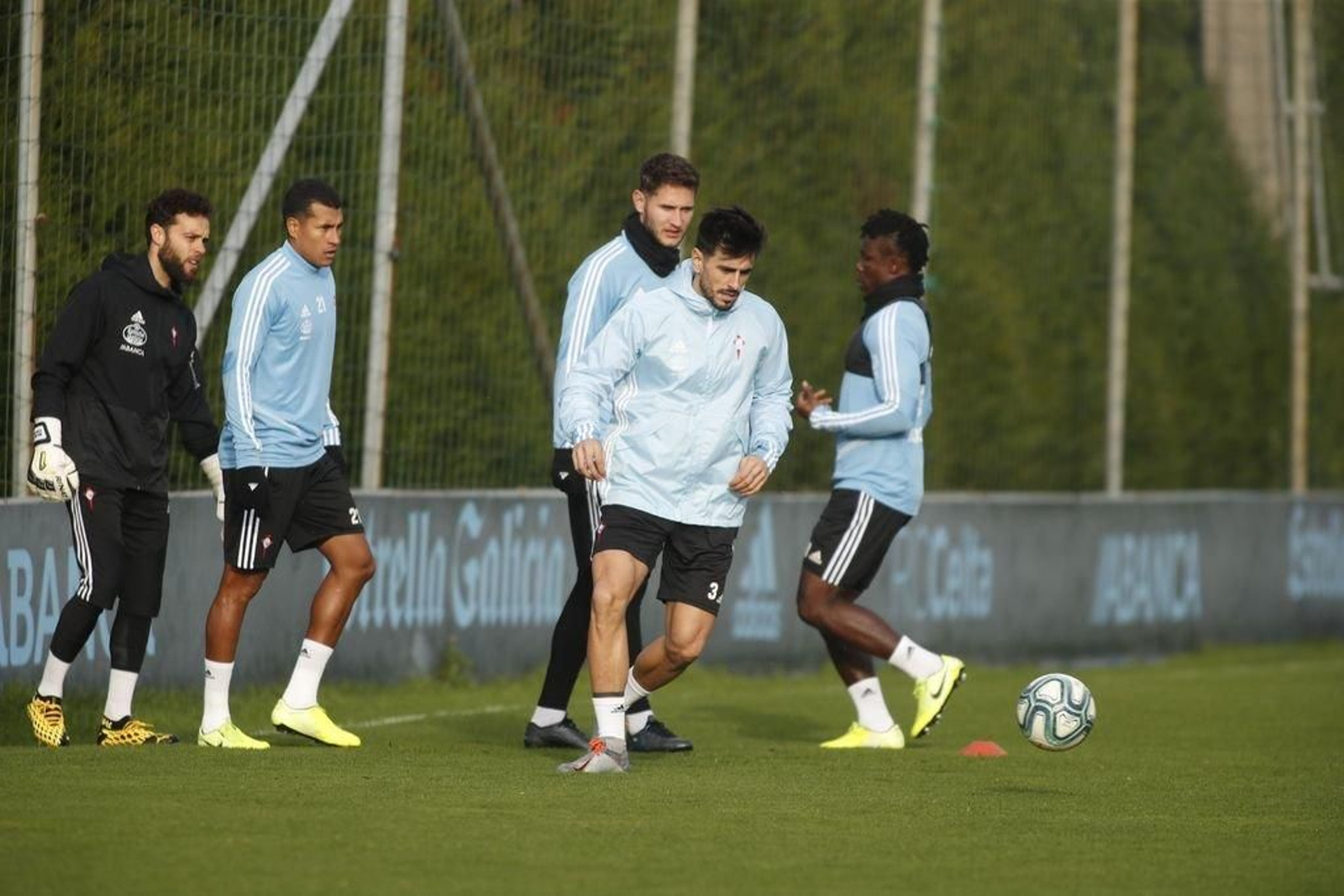 David Costas toca balón ayer en A Madroa; hoy podría hacer su último entrenamiento como céltico.