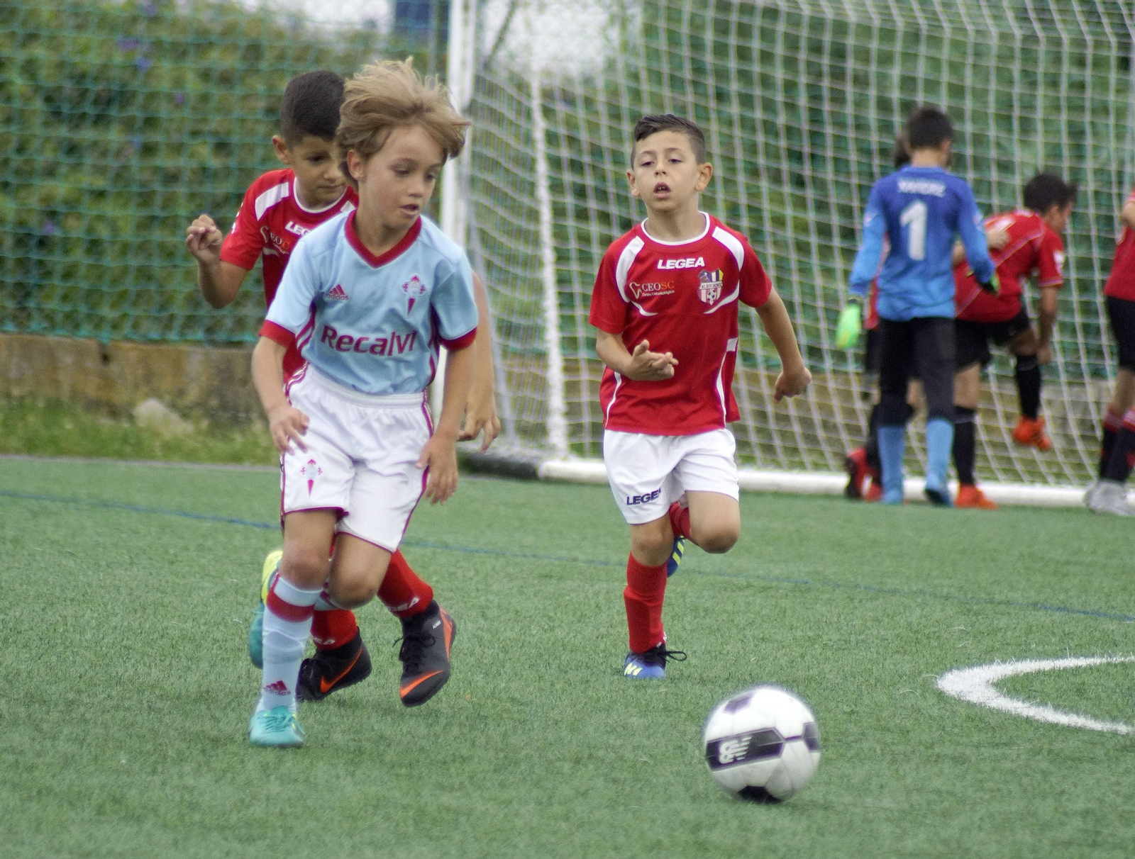 Un jugador del Celta persigue el esférico.