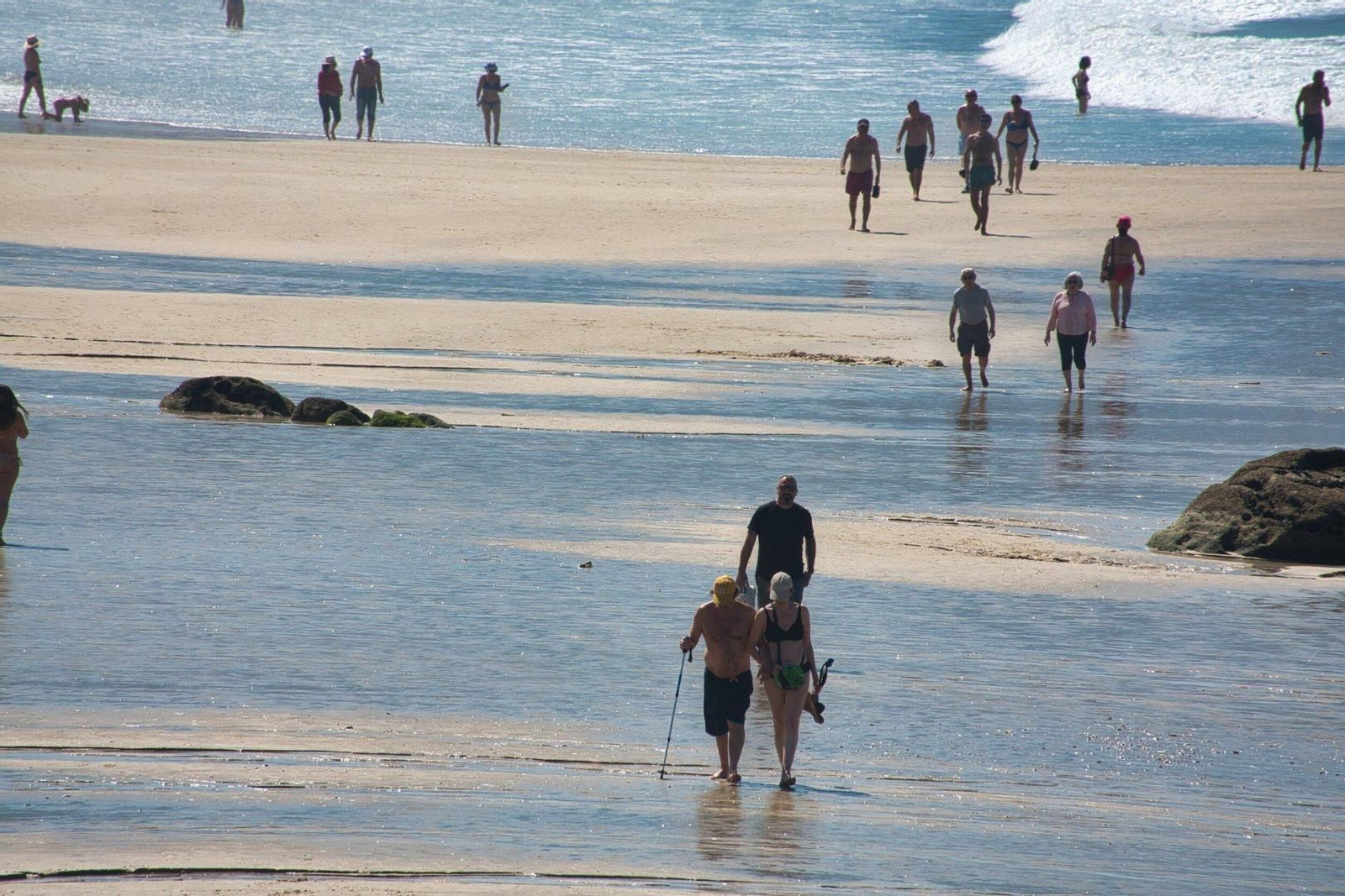Gente paseando por Samil.