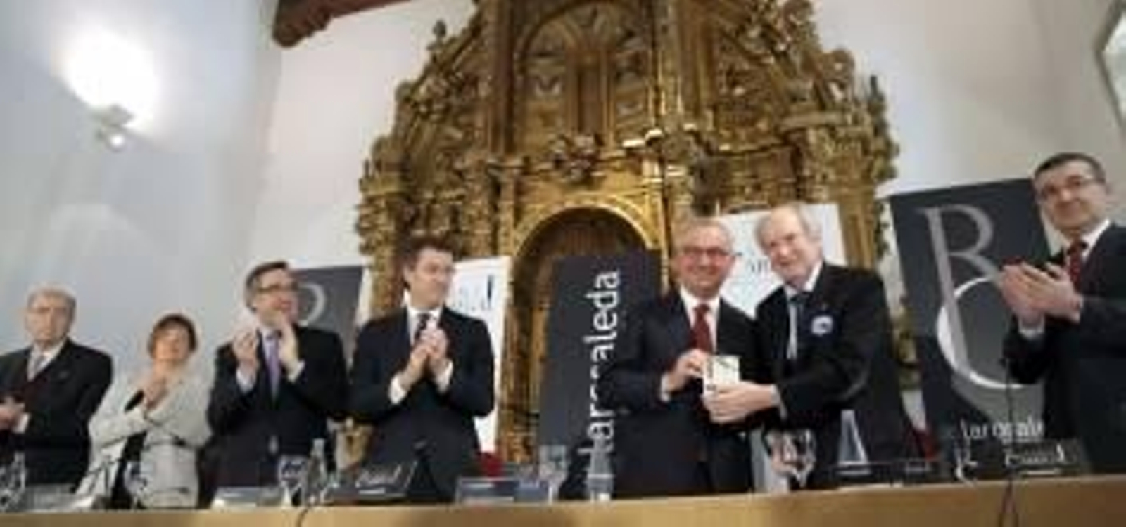 El doctor Baselaga (izquierda) recibe el premio de manos de Ramiro Carregal. (Foto: LAVANDEIRA JR.)