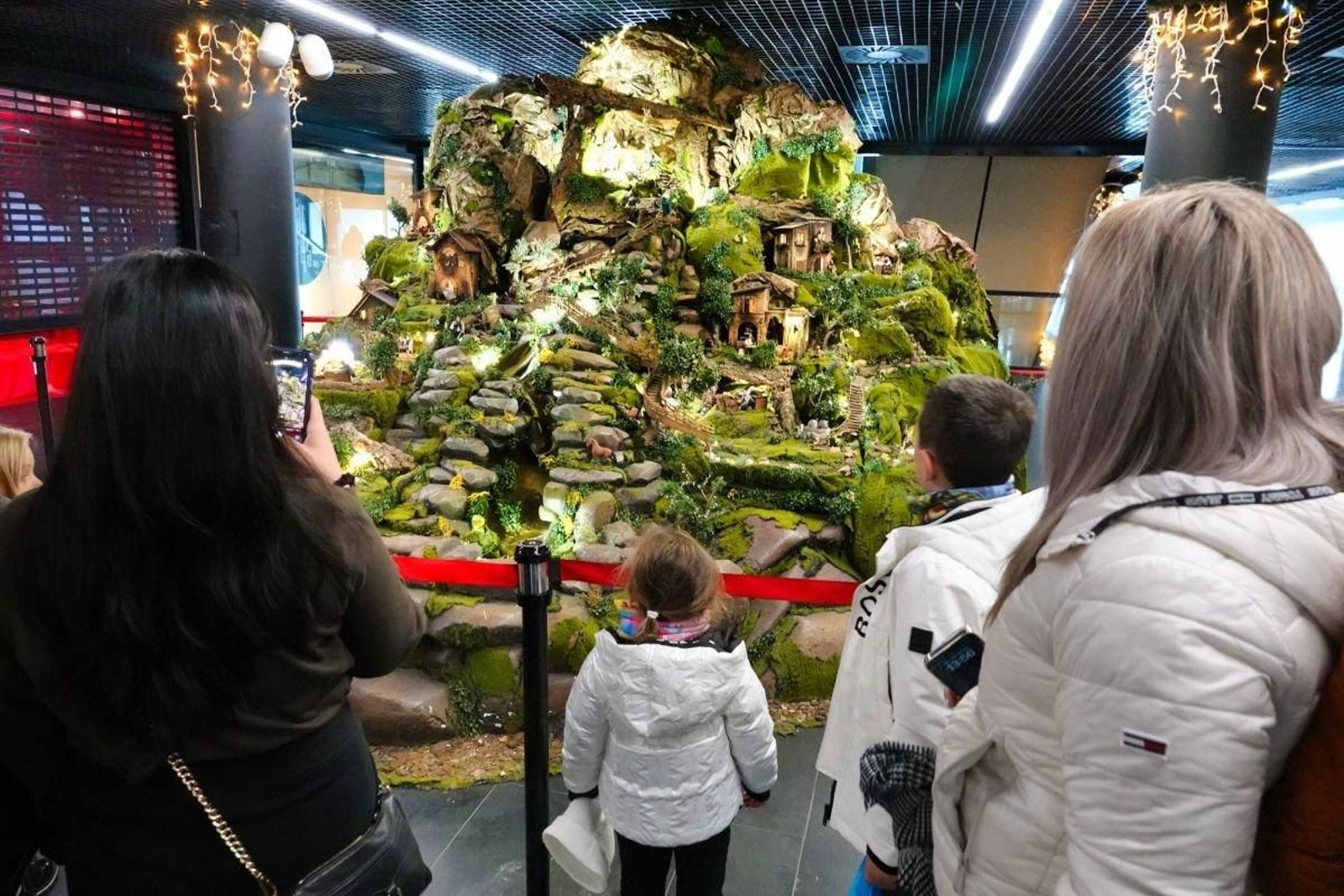 Numerosos visitantes se acercan a observar los detalles del belén de A Laxe.