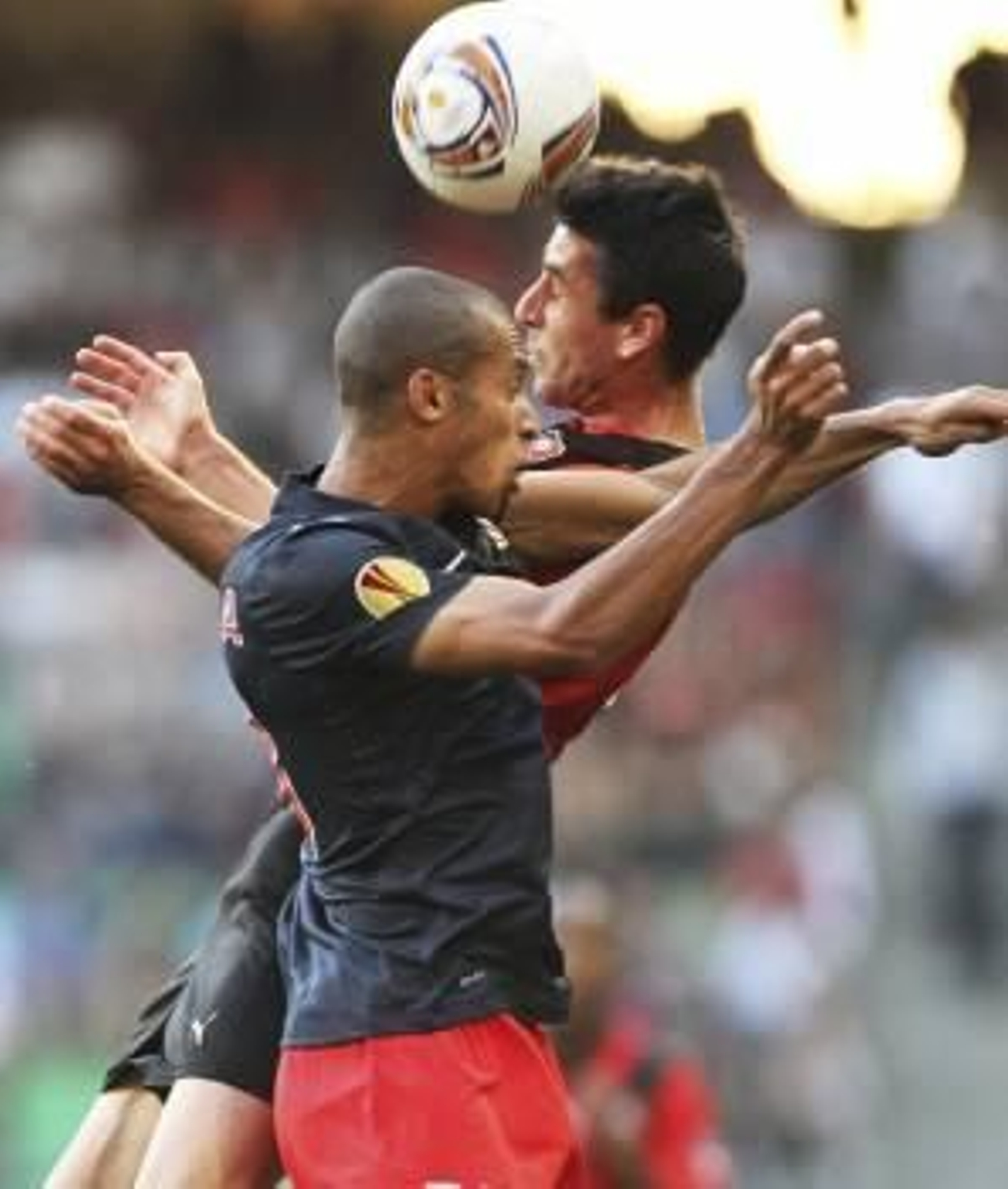 Joao Miranda disputa el balón a Feret, del Stade Rennes (Foto: PIERRE MINIER)