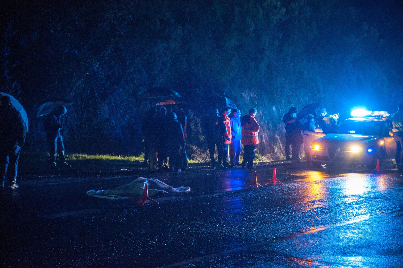 Vecinos y agentes de Tráfico, al lado del cuerpo sin vida de Concepción G.C.