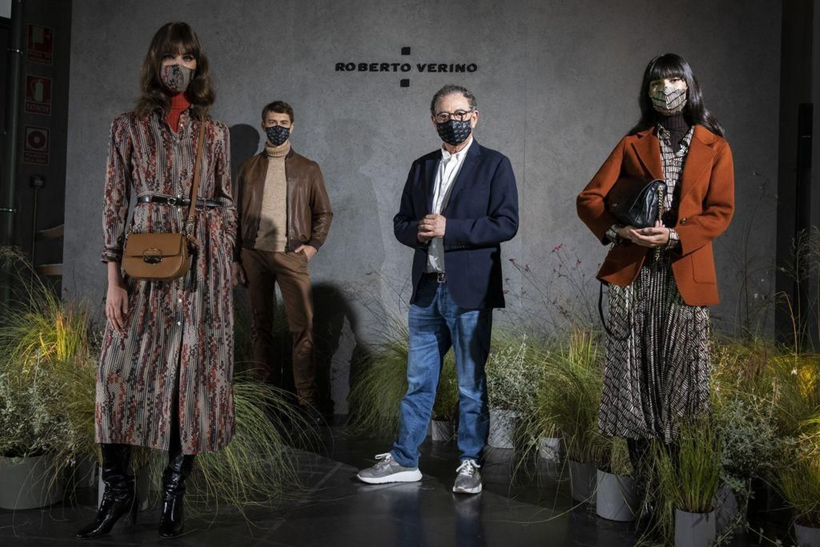 El diseñador ourensano Roberto Verino junto a los modelos que lucen sus creaciones de su última colección 2020-21.