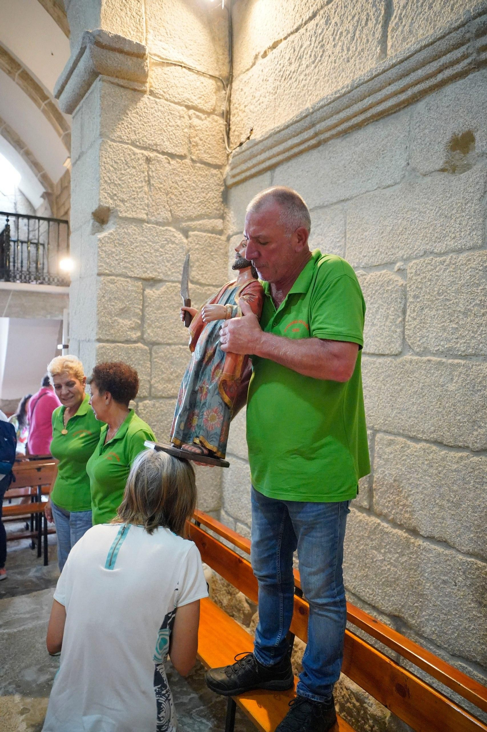 Los fieles acuden al Monte Alba para quitar el miedo con San Bartolomé. // J.V. Landín