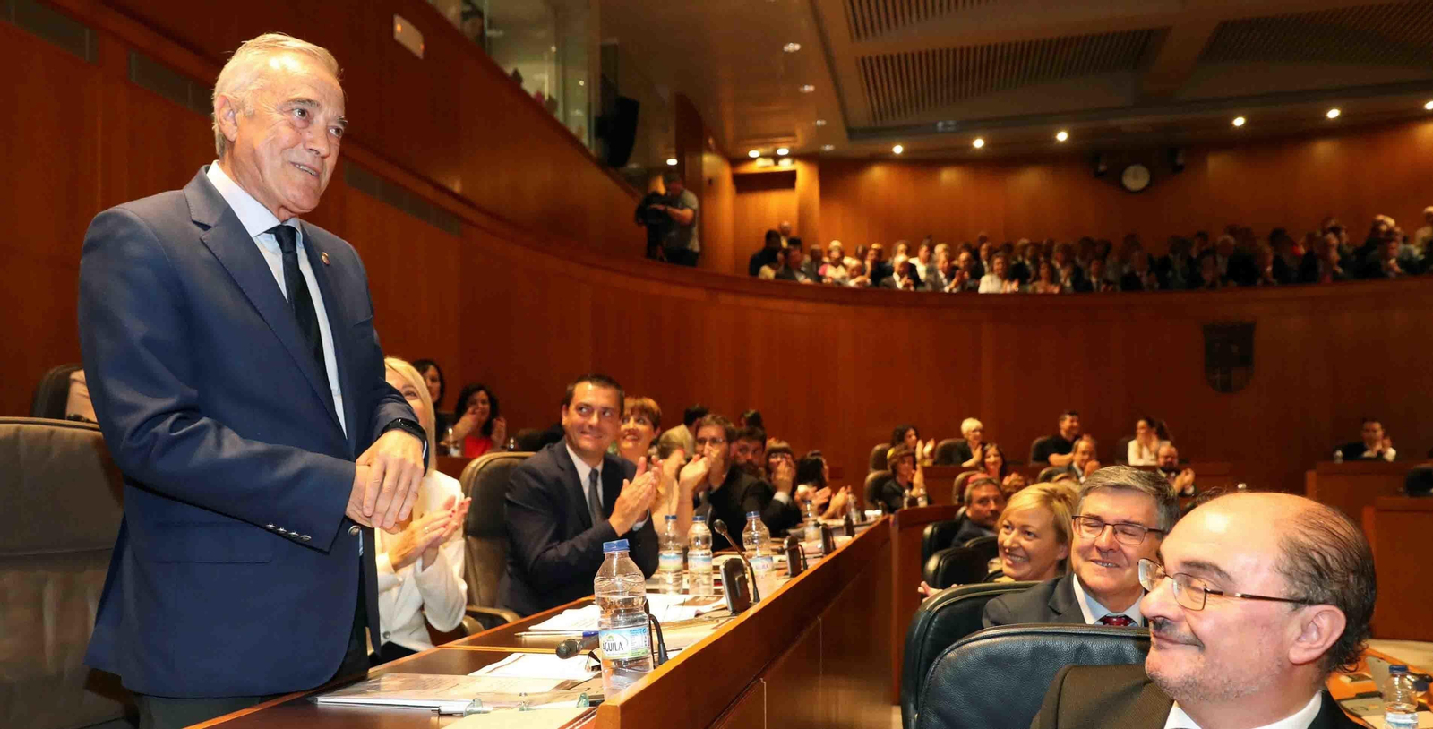 Imagen del día que Javier Sada Beltrán (i) fue proclamado presidente del Parlamento aragonés. A la derecha, Javier Lambán, el presidente de Aragón. EFE/Javier Cebollada