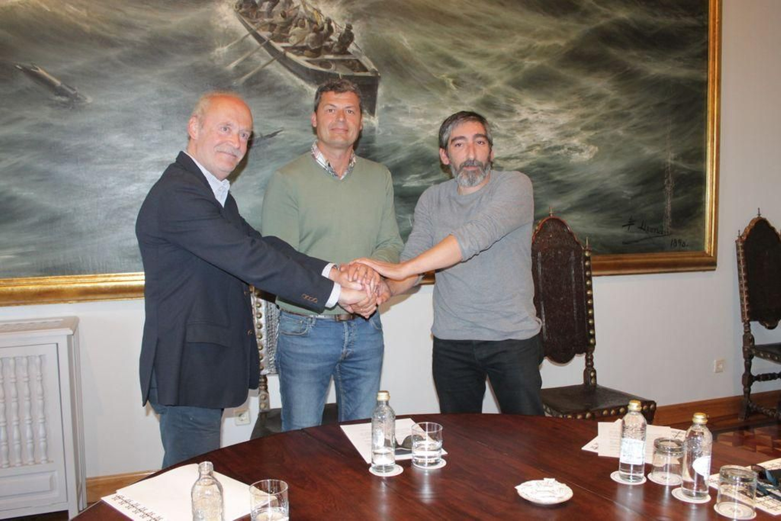 Apretón de manos tras la firma del pacto de gobierno entre Nós, PSOE y BNG el pasado 13 de junio de 2019.