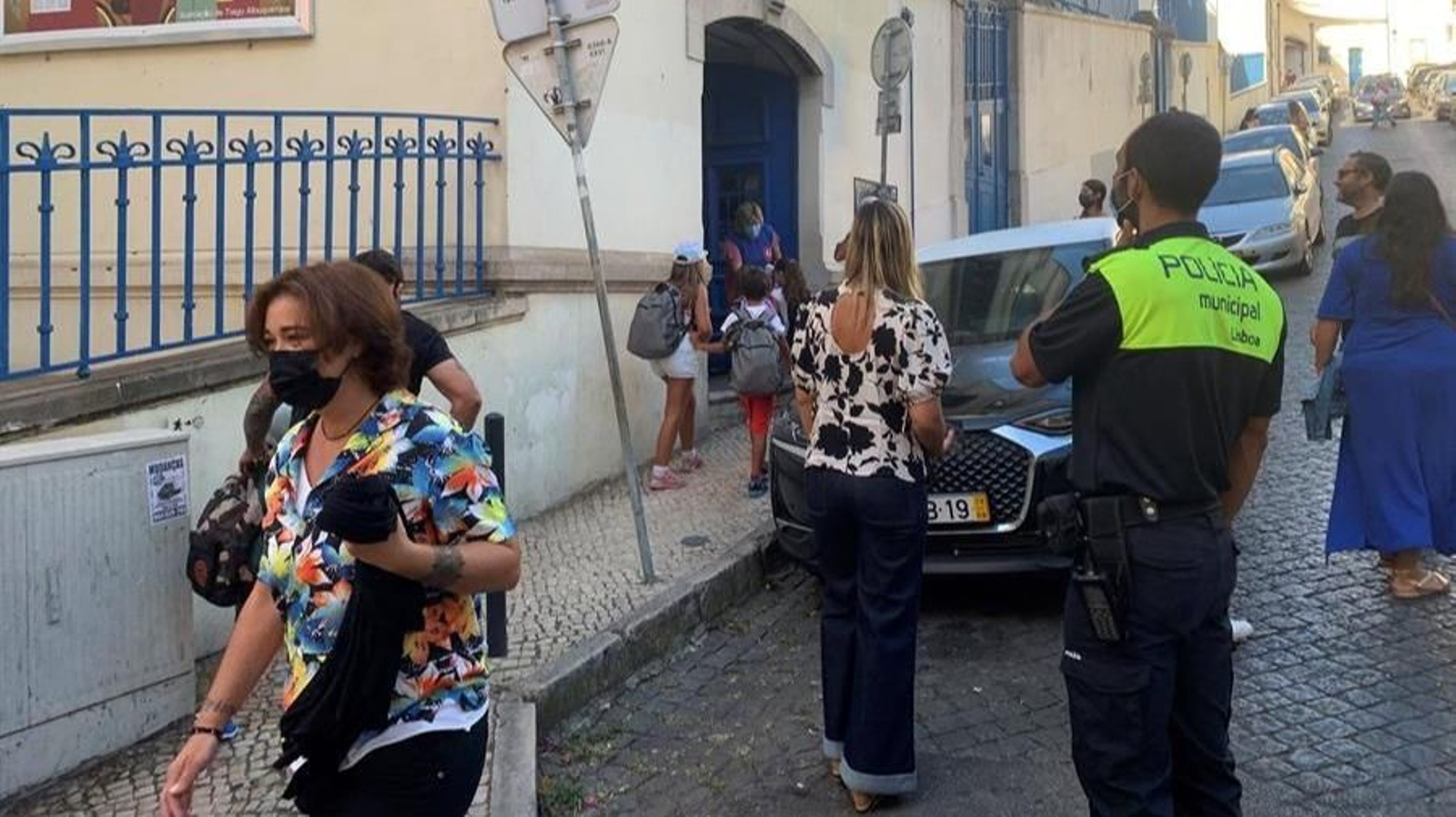 Padres con sus hijos en la Escuela Voz do Operario de Lisboa