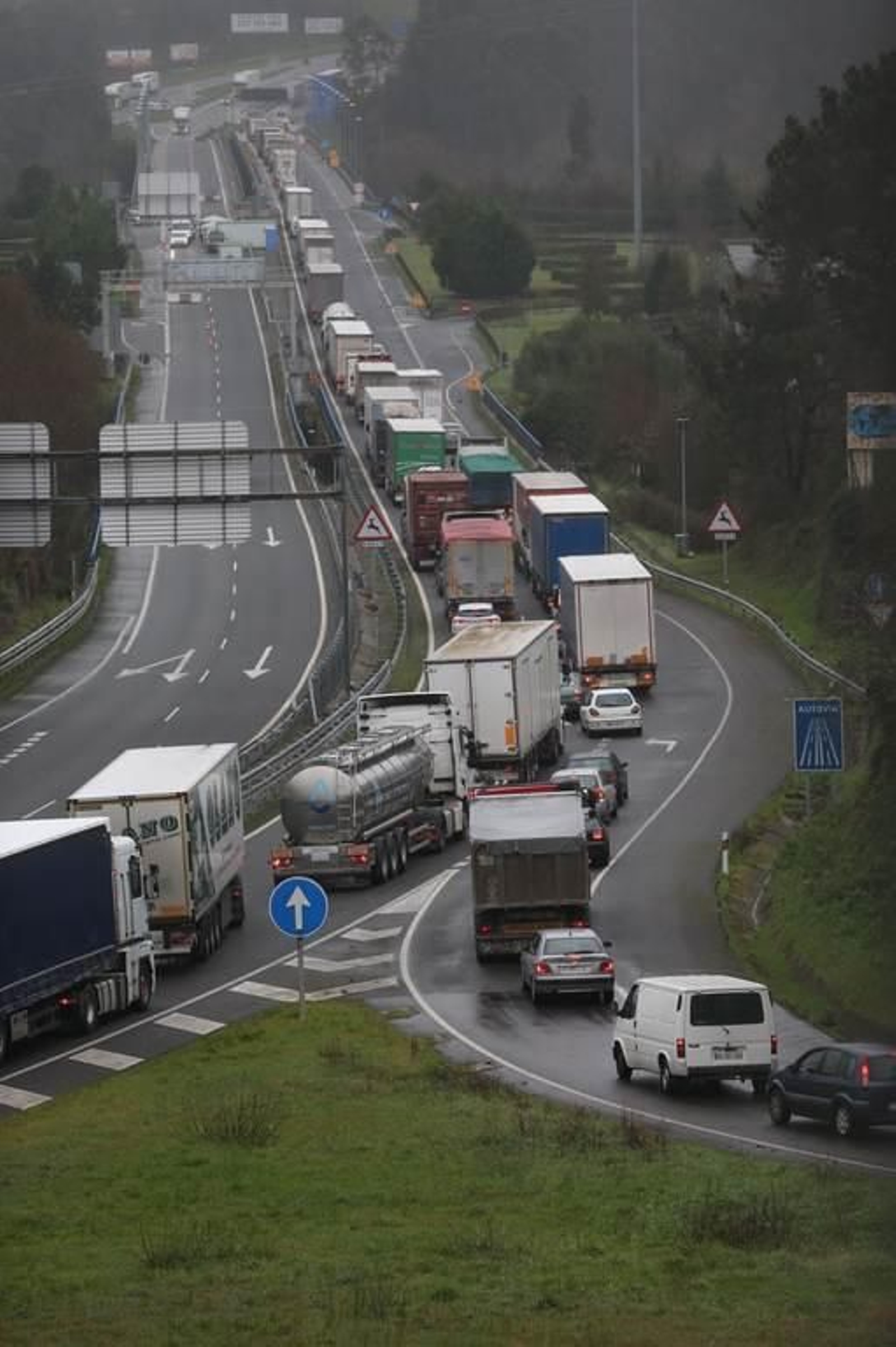Colas kilométricas en la frontera de Tui para entrar en Portugal 12