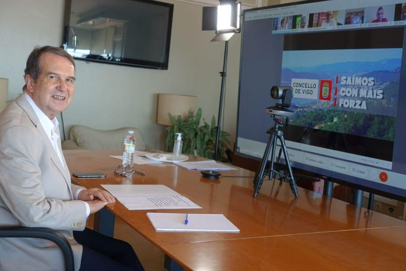 Abel Caballero, ayer durante la reunión mantenida con alcaldes y diputaciones convocada por la Fegamp.