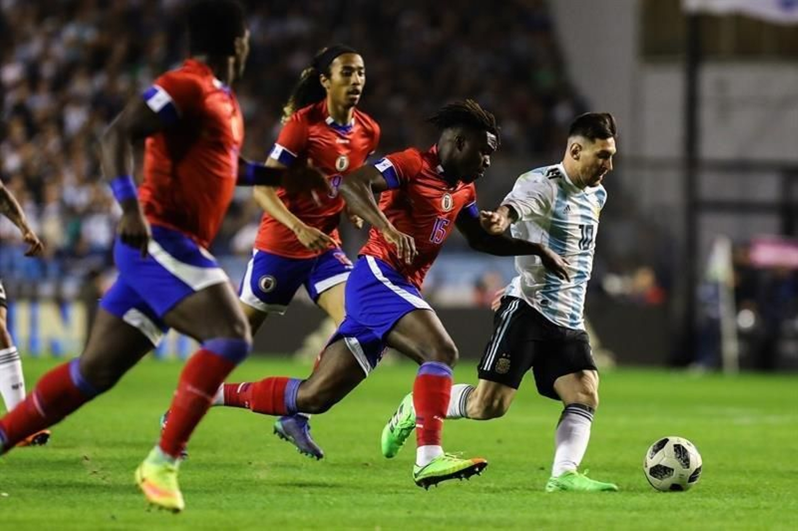 Lionel Messi (d) avanza con el balón ante Haití