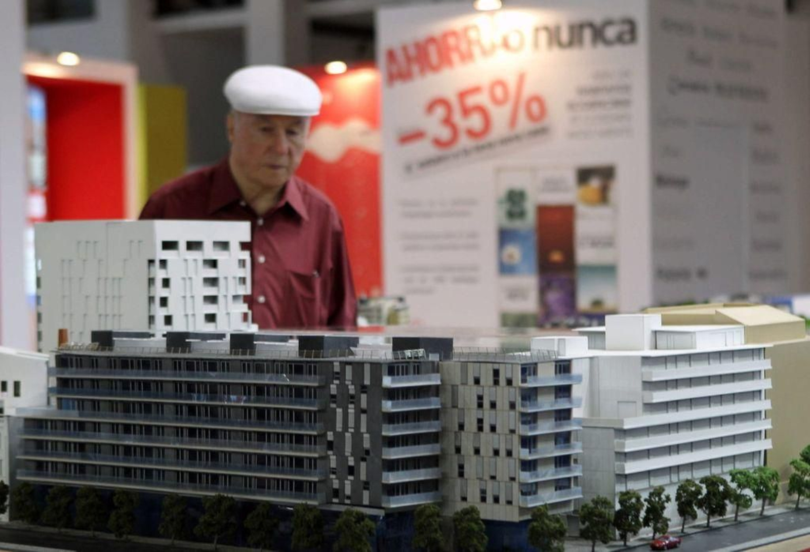 Un hombre observa la maqueta de un edificio de próxima construcción.
