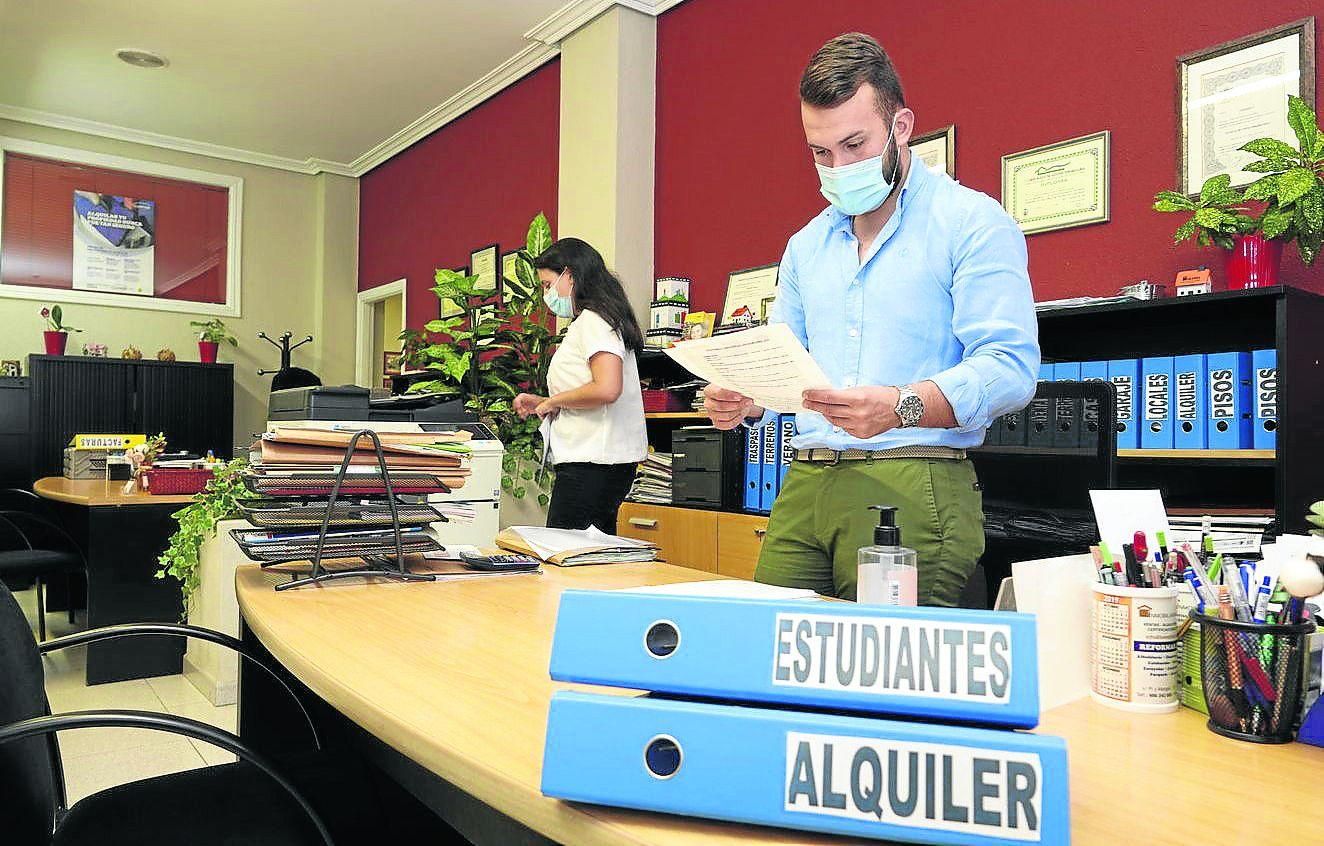En la inmobiliaria viguesa Aranda están desbordados con consultas para alquilar a estudiantes.