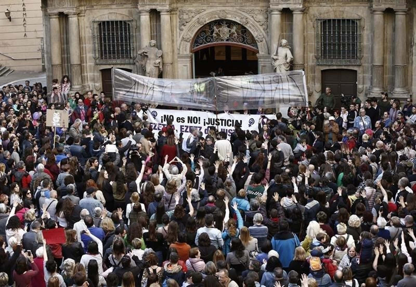 Miles de personas se concentran en la Plaza Consistorial de Pamplona