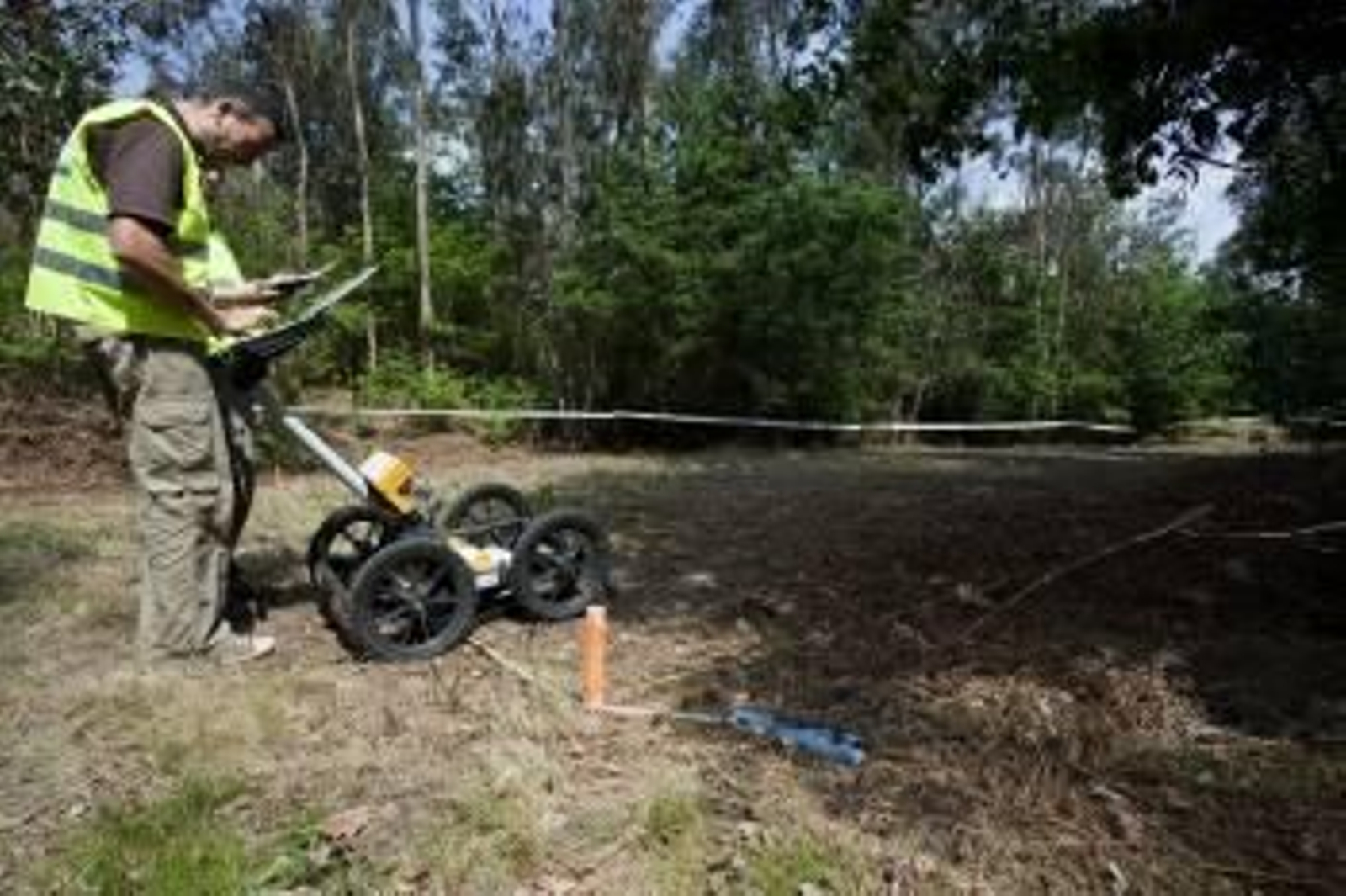 Los técnicos, con los trabajos preliminares de adaptación del georradar al terreno. (Foto: VICENTE PERNÍA)