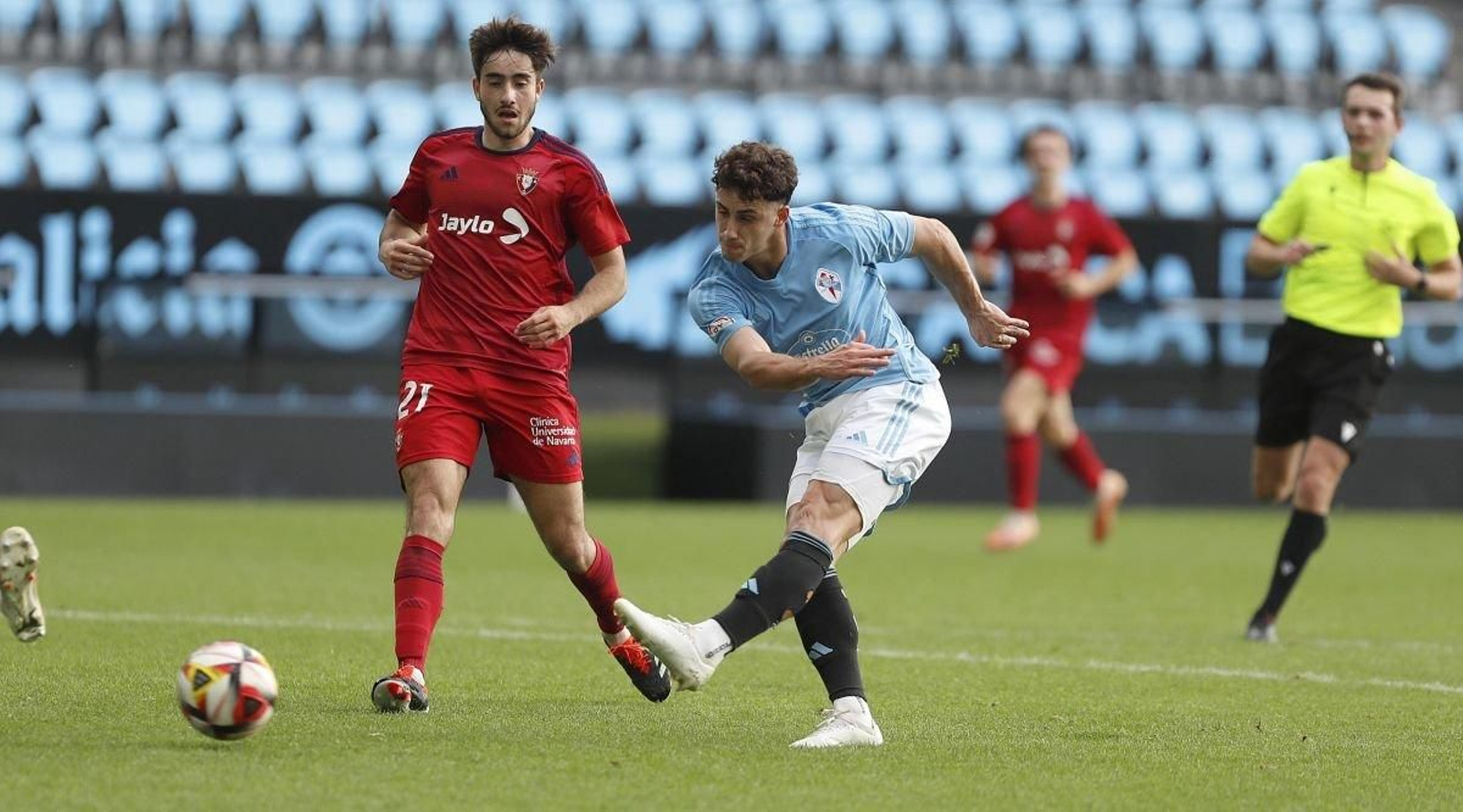 Pablo Durán chuta con la zurda para marcar el segundo tras una brillante acción trenzada iniciada por Alfon, con asistencia de Fer López.