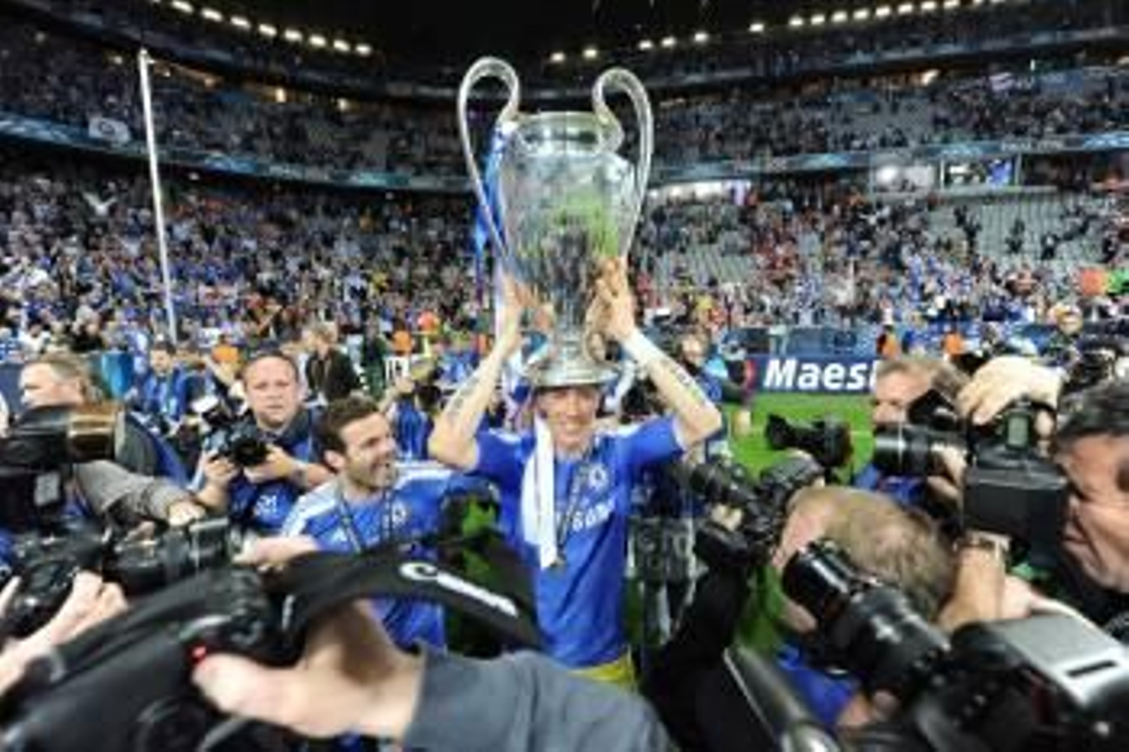 Torres celebra la Champions junto a Juan Mata. (Foto: MARC MUELLER)