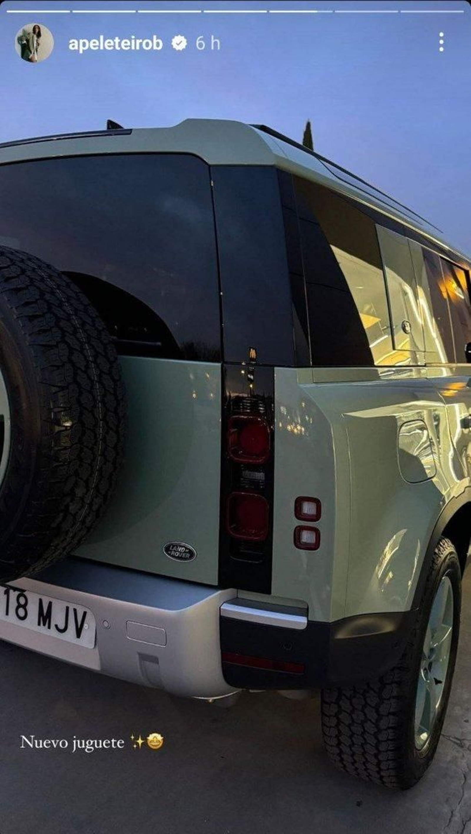 Ana Peleteiro mostrando su nuevo coche. // Instagram (@apeleteirob)