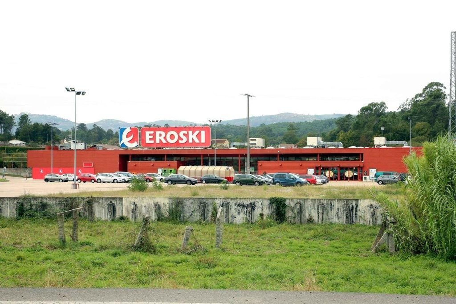 El Eroski vuelve a ser actualidad tras reiterar de nuevo el TSXG al Concello, su demolición.