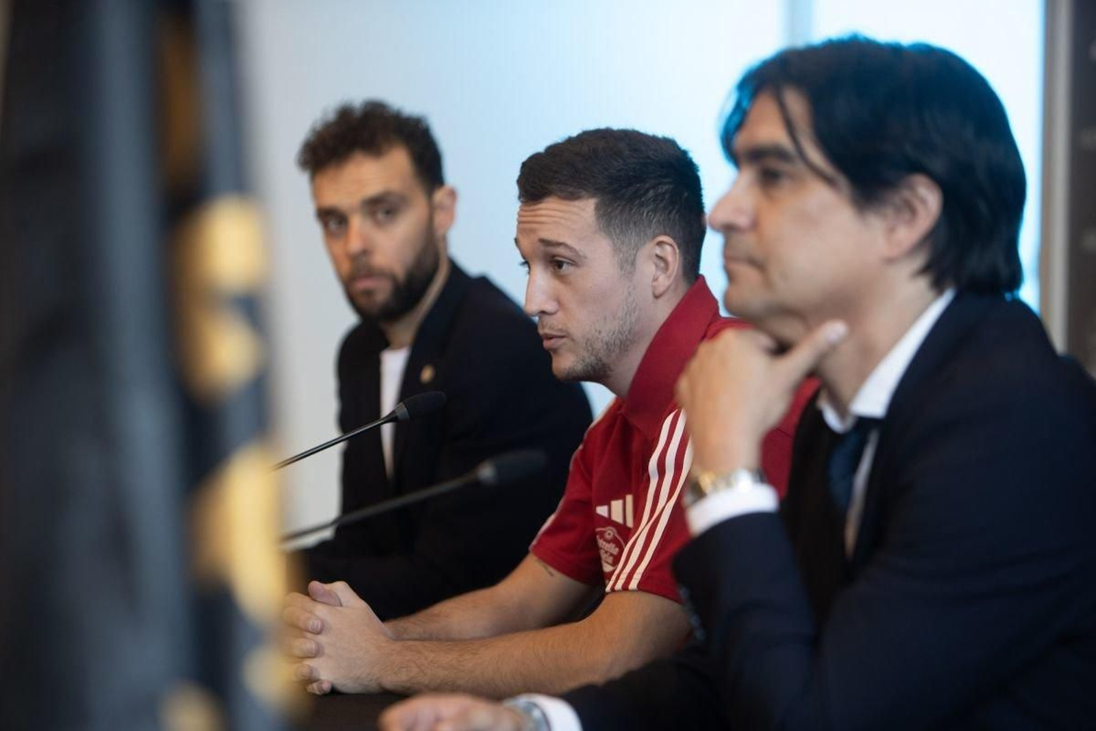 Javier Manquillo, ayer entre el consejero Sergio Álvarez y el director deportivo Marco Garcés.