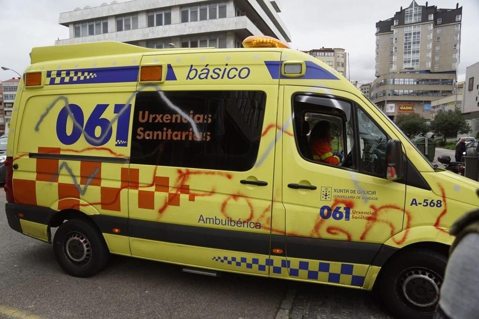 Uno de los vehículos que apareció ayer con pintadas coincidiendo con el inicio de la huelga.