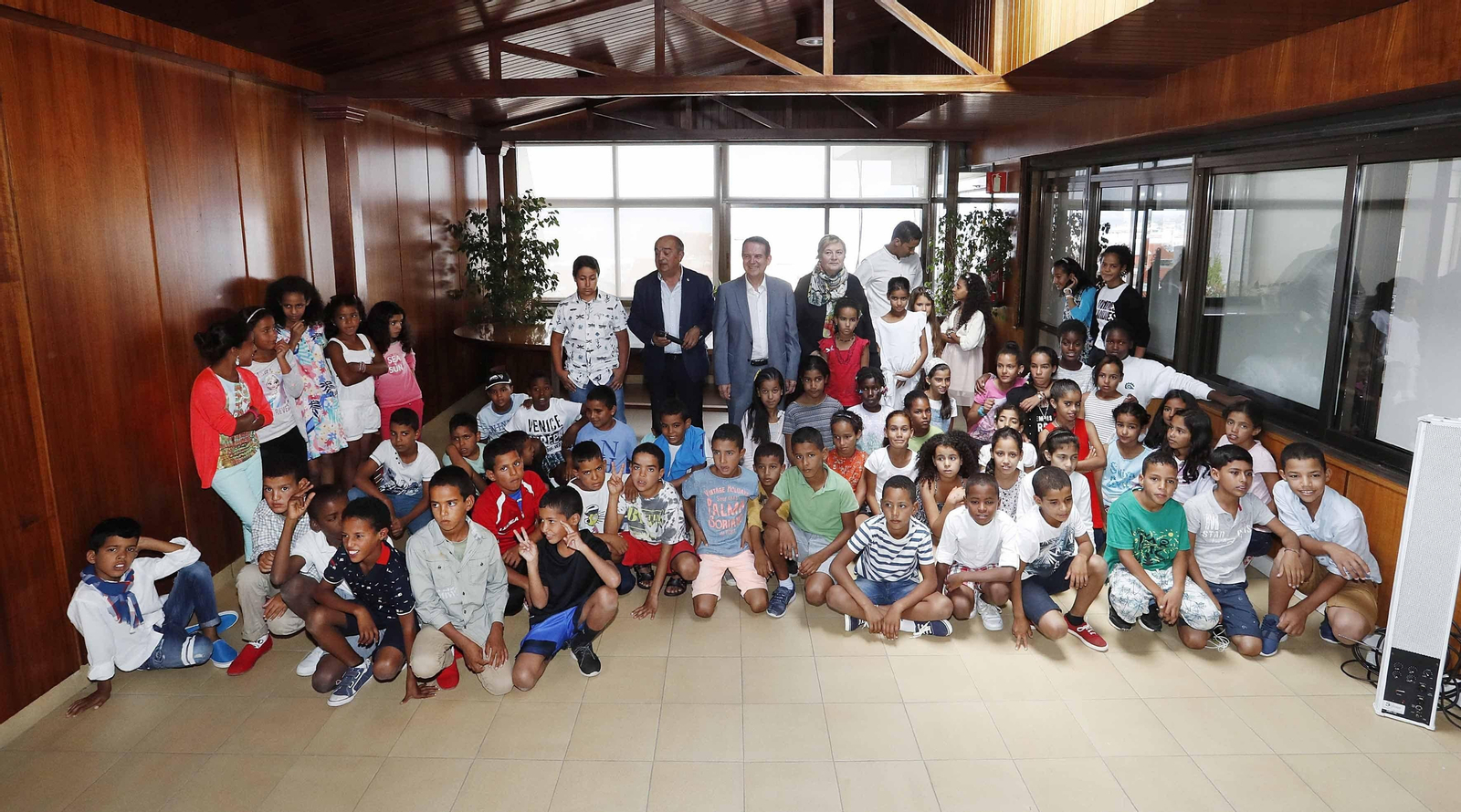 La recepción que el verano pasado le dio el alcalde vigués  los niños saharauis participantes en el programa “Vacacións en Paz” en Vigo.
