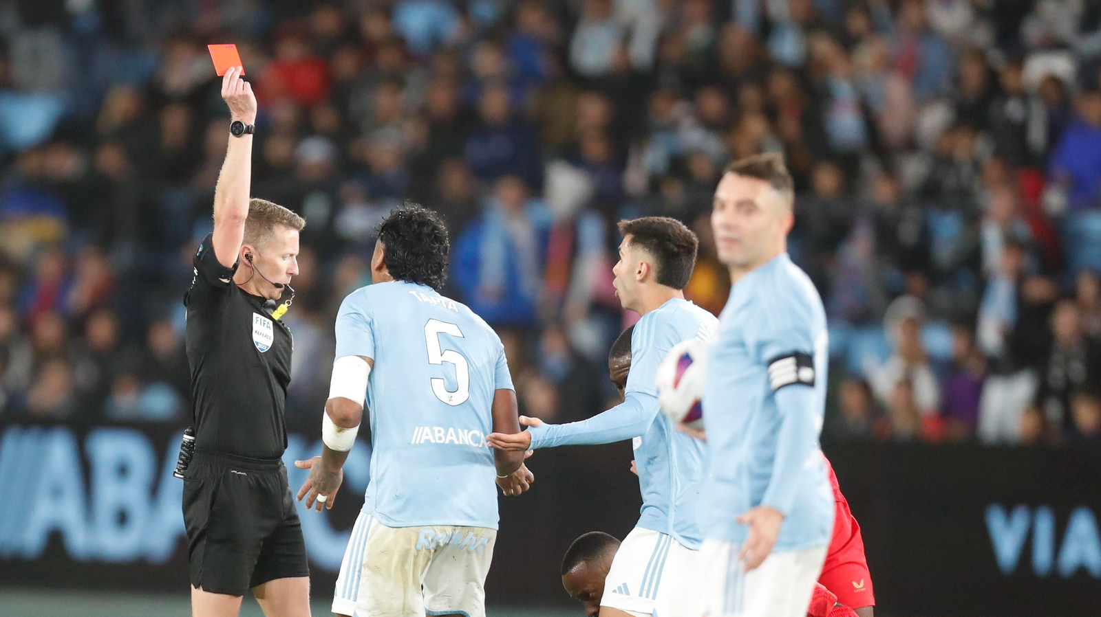 Hernández Hernández muestra la tarjeta roja a Renato Tapia.