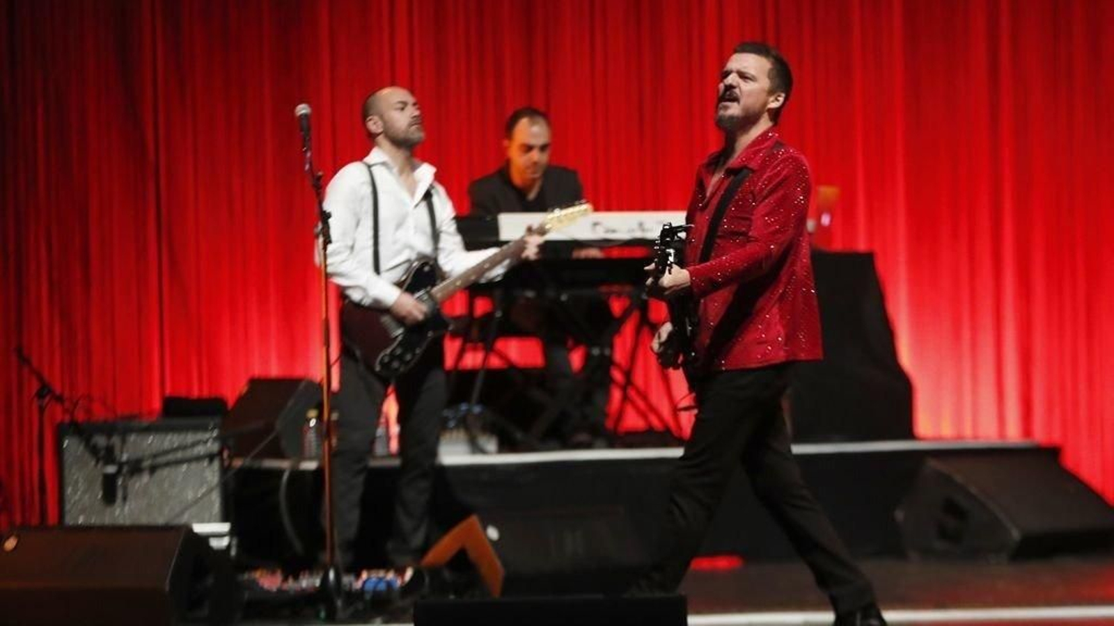 Coque Malla hizo suyo el escenario del Auditorio desde el minuto uno, envuelto en una atmósfera cien por cien rockera.