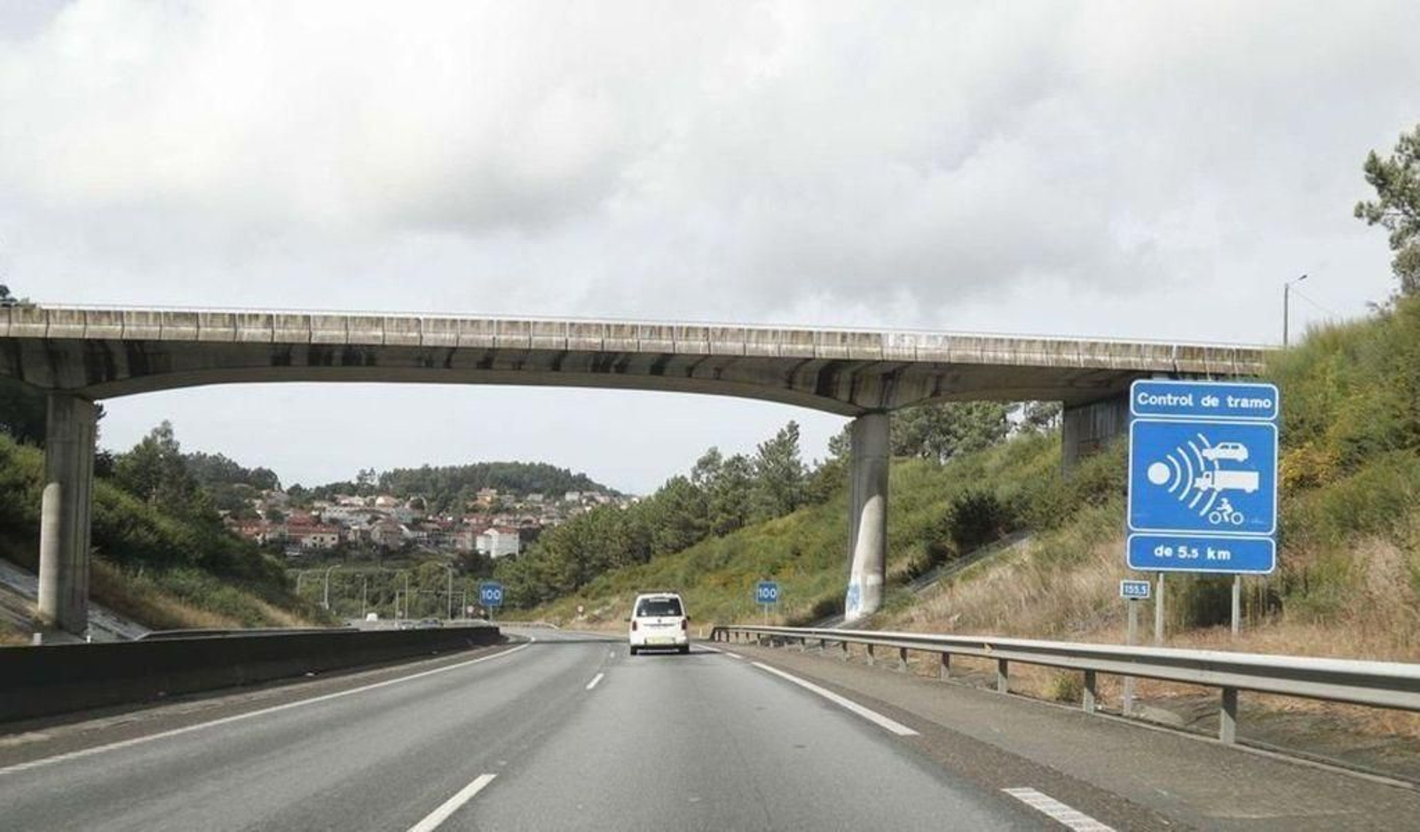 El cartel que avisa a los conductores de la existencia del dispositivo está visible antes de la entrada del túnel.