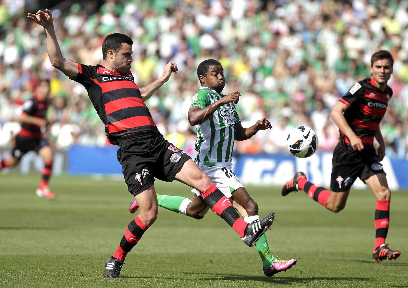 Andrés Túñez, en un partido ante el Betis su última temporada con la camiseta del Celta.