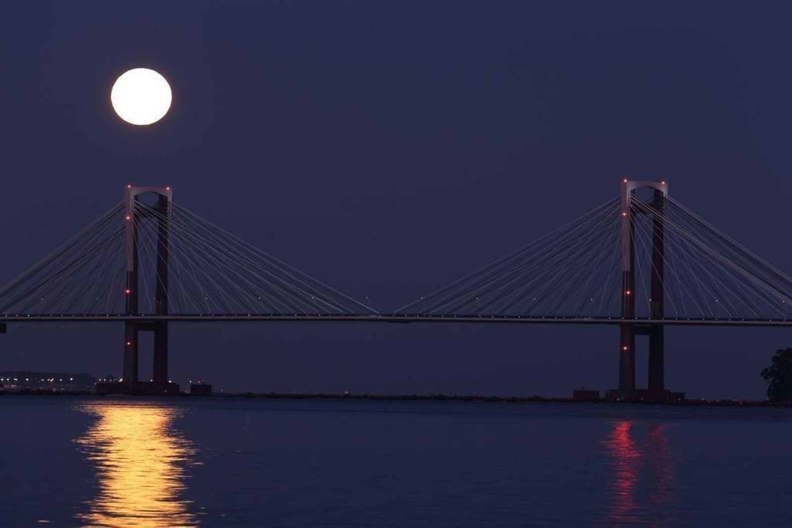 La luna llena ameriza sobre la ría de Vigo_ Alberte  10