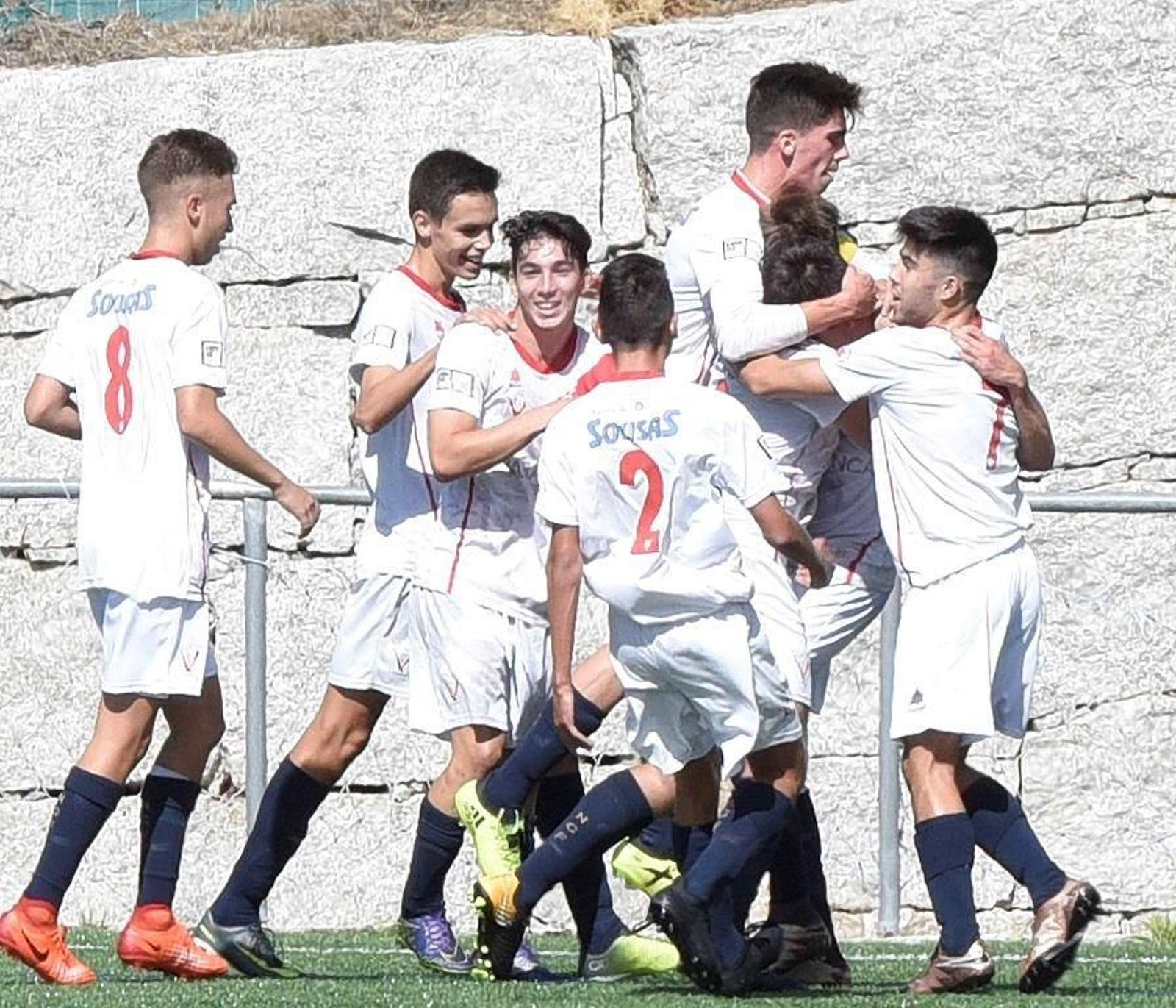Os futbolistas do Val Miñor celebran un gol nun partido anterior.