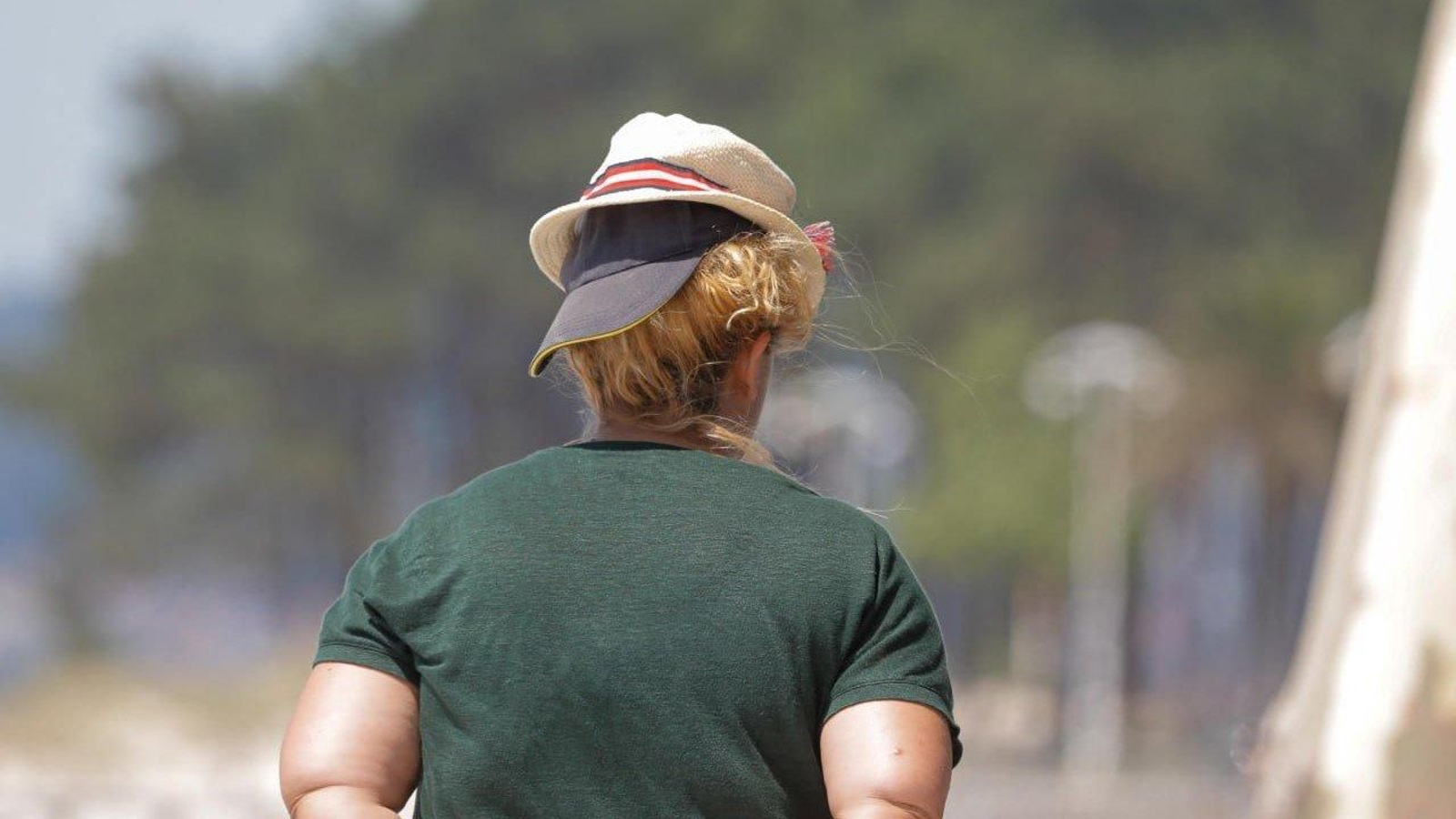 Una mujer se protege del sol en Vigo. // Jorge Santomé
