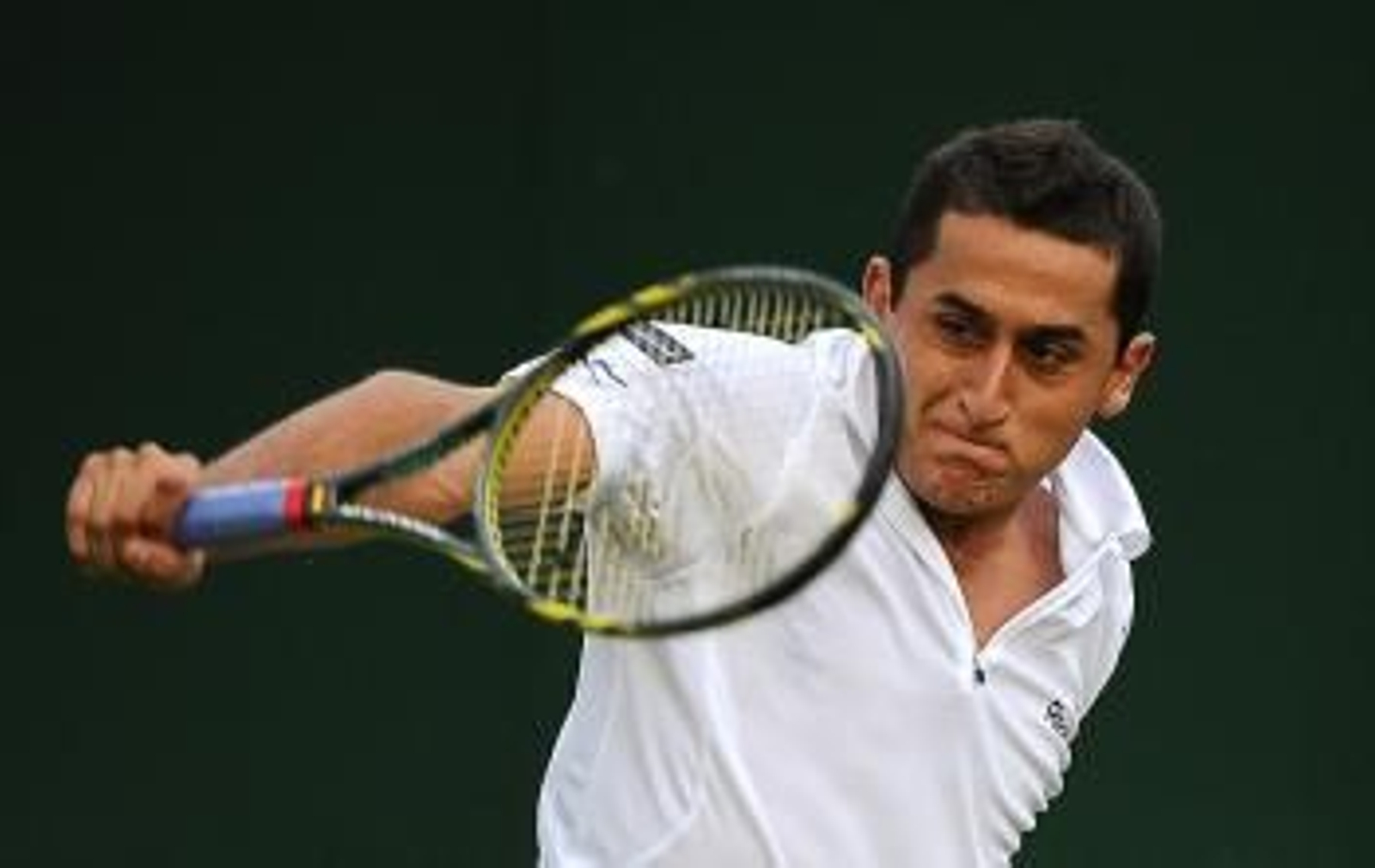 El tenista español Nicolás Almagro devuelve la pelota al belga Olivier Rochus durante su partido de primera ronda del torneo de Wimbledon (Foto: EFE)