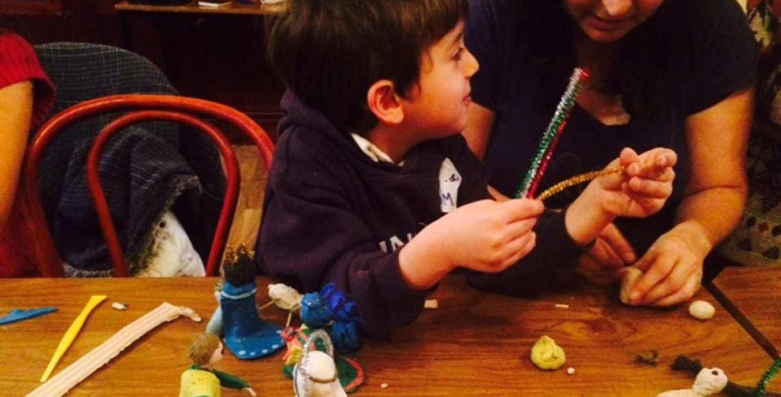 Uno de los pequeños durante el taller organizado por ASPI en Dublín para la construcción de Belenes.