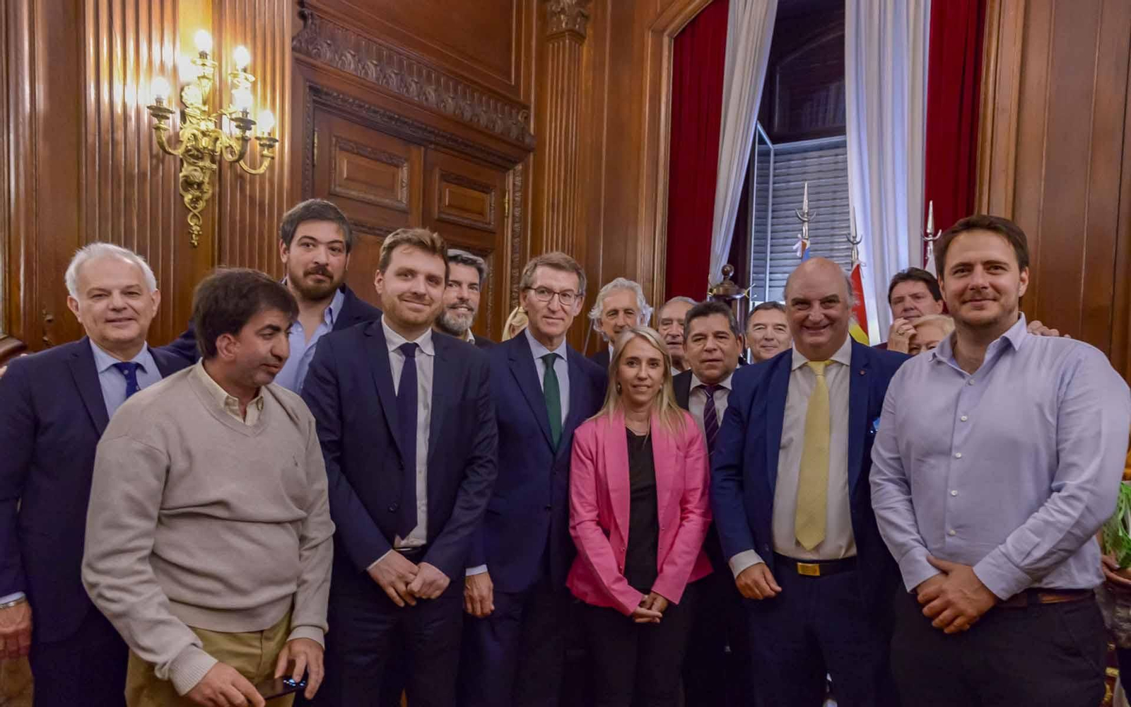 Feijóo fue recibido en la Legislatura de Buenos Aires por el presidente, legisladores y Pablo Garzonio, subsecretario de Relaciones Internacionales