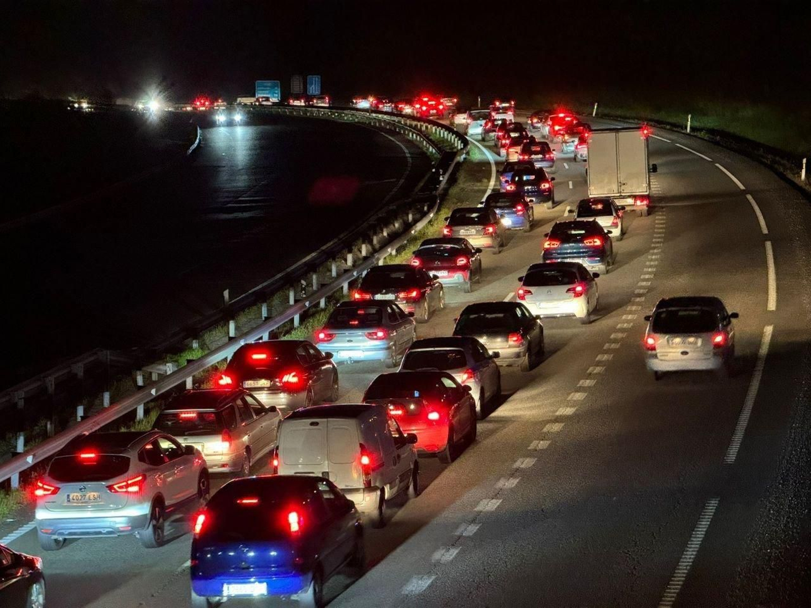 Atasco en la A-52. // Alberte