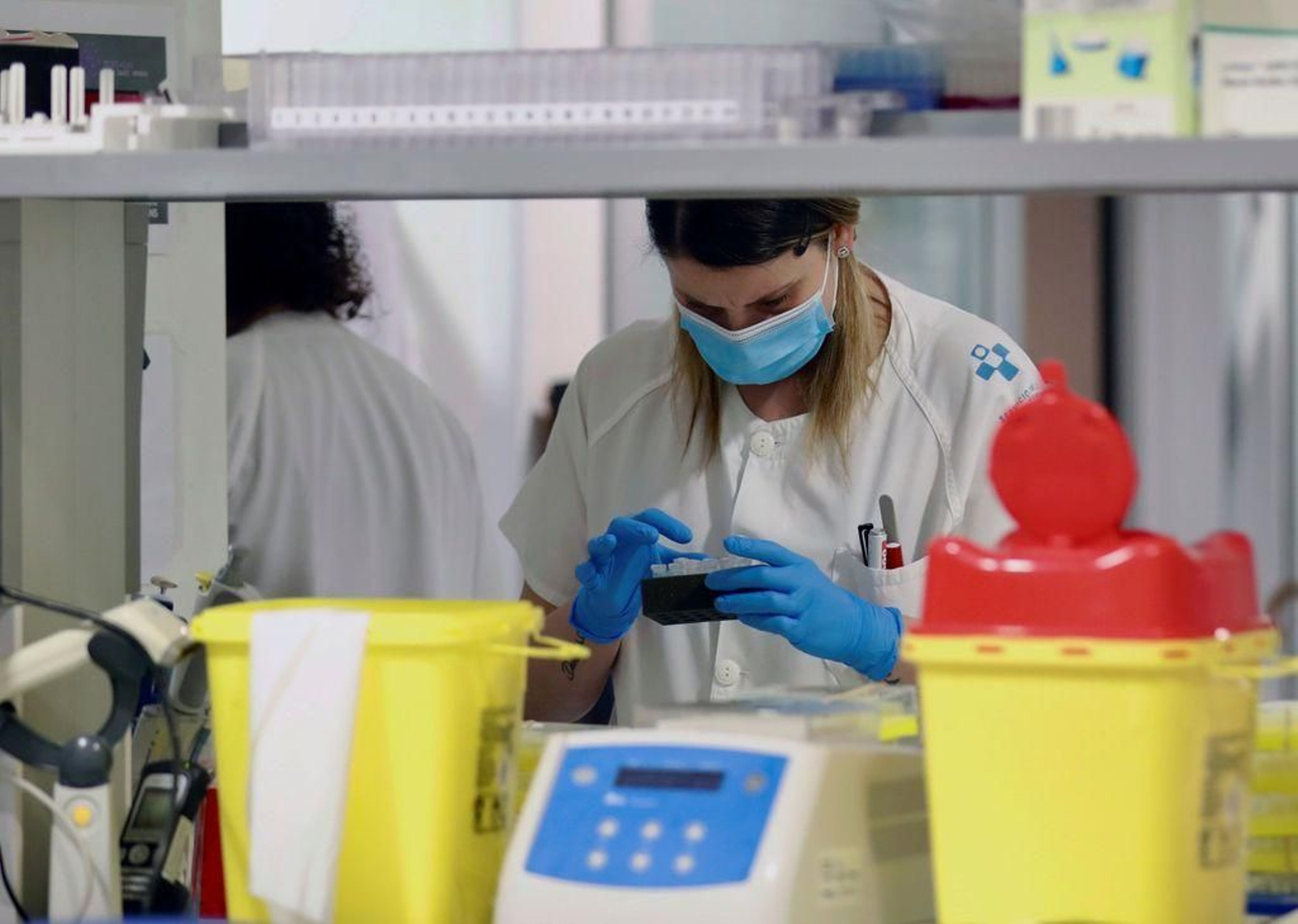 Una técnico sanitaria trabaja en el laboratorio del Hospital Universitario Central de Asturias.