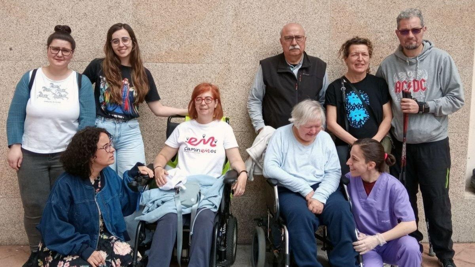 Un grupo de enfermos de esclerosis múltiple usuarios de Avempo en Vigo, asociación que les proporciona su apoyo.