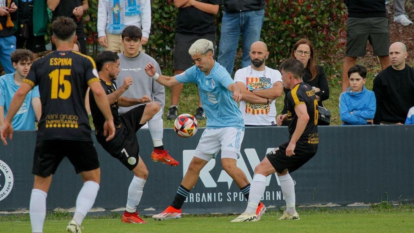 El céltico Álex Millán intenta controlar un balón entre tres rivales en el partido disputado ayer por la tarde en el campo de Barreiro.