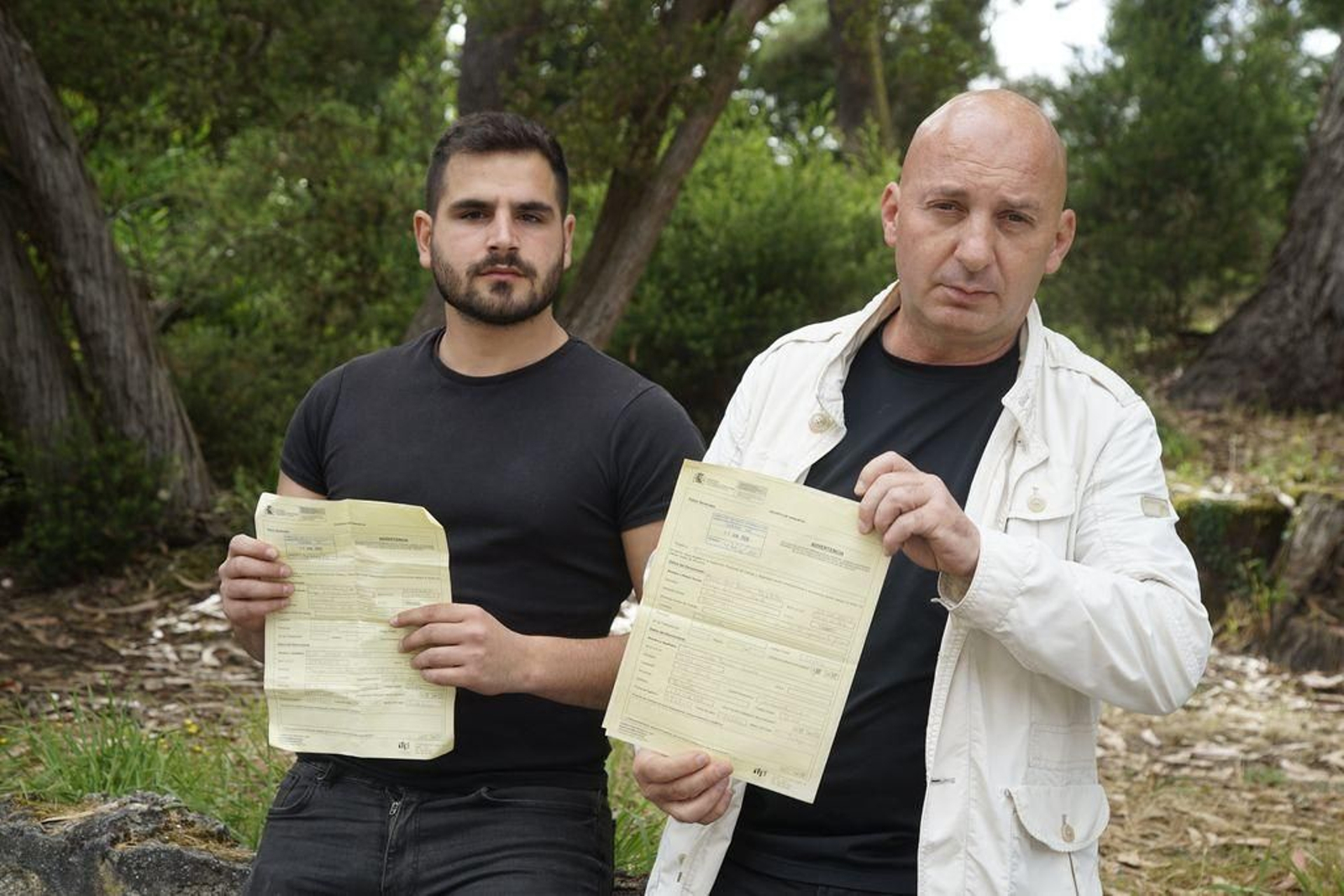 Iván Santana y John Barros muestran las denuncias que presentaron ante la Inspección de Trabajo.