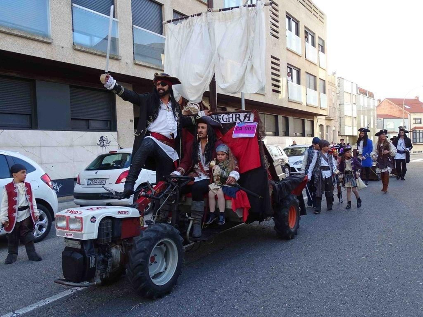 El Carnaval guardés de este año contó con la participación de apenas tres carrozas que recorrieron las principales calles de la localidad en la tarde de ayer.