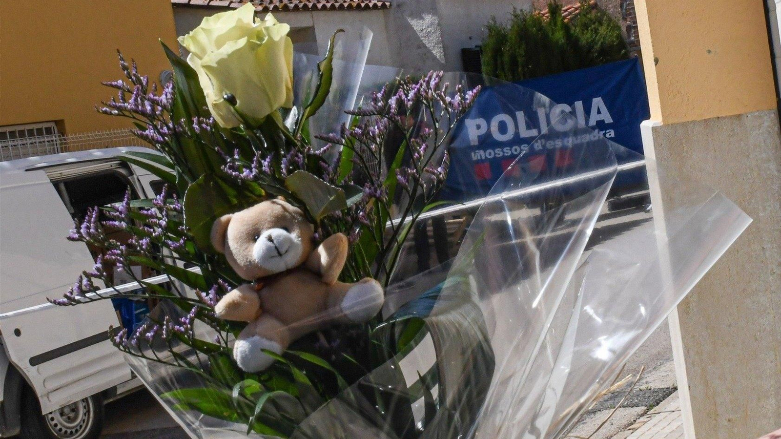 Una persona leva un ramo de flores y un peluche al lugar de los hechos. // E.P.