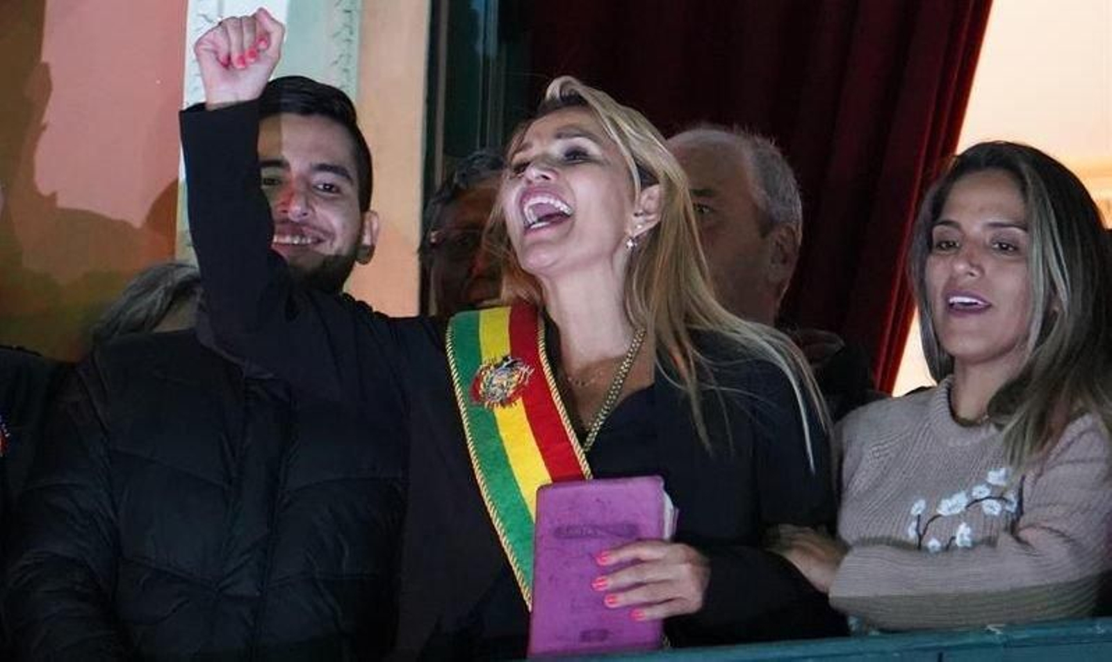 La senadora opositora Jeanine Áñez asume la Presidencia interina de Bolivia