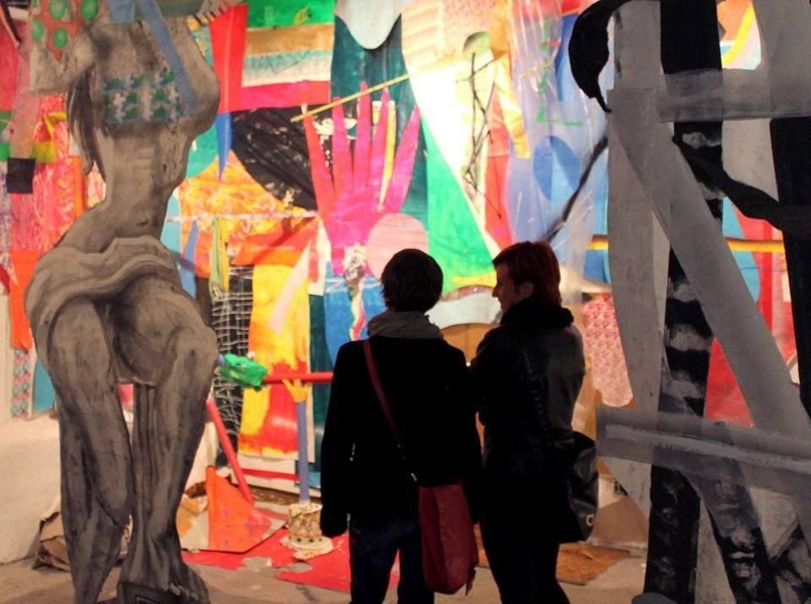 Arriba, la intervención de Pelucas en Roma, abajo, la del artista en Vigo.