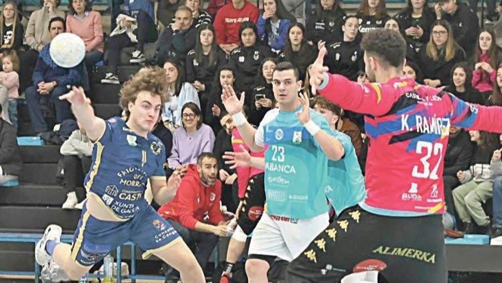 El lalinense Brais González lanza desde seis metros durante el encuentro en O Gatañal.