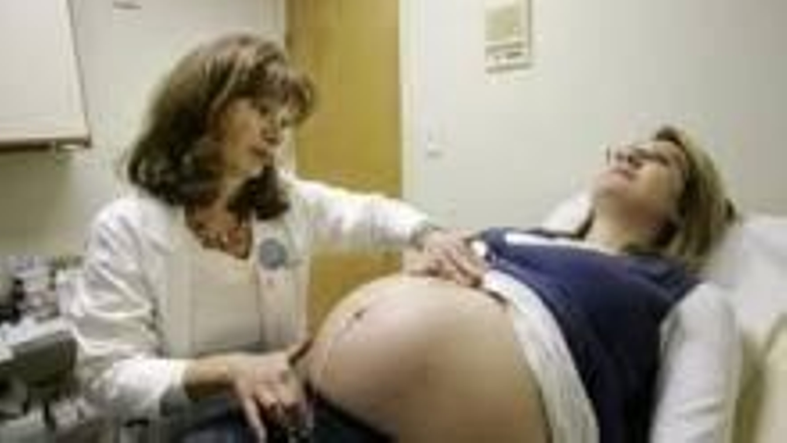 Una mujer embarazada realiza un control médico.