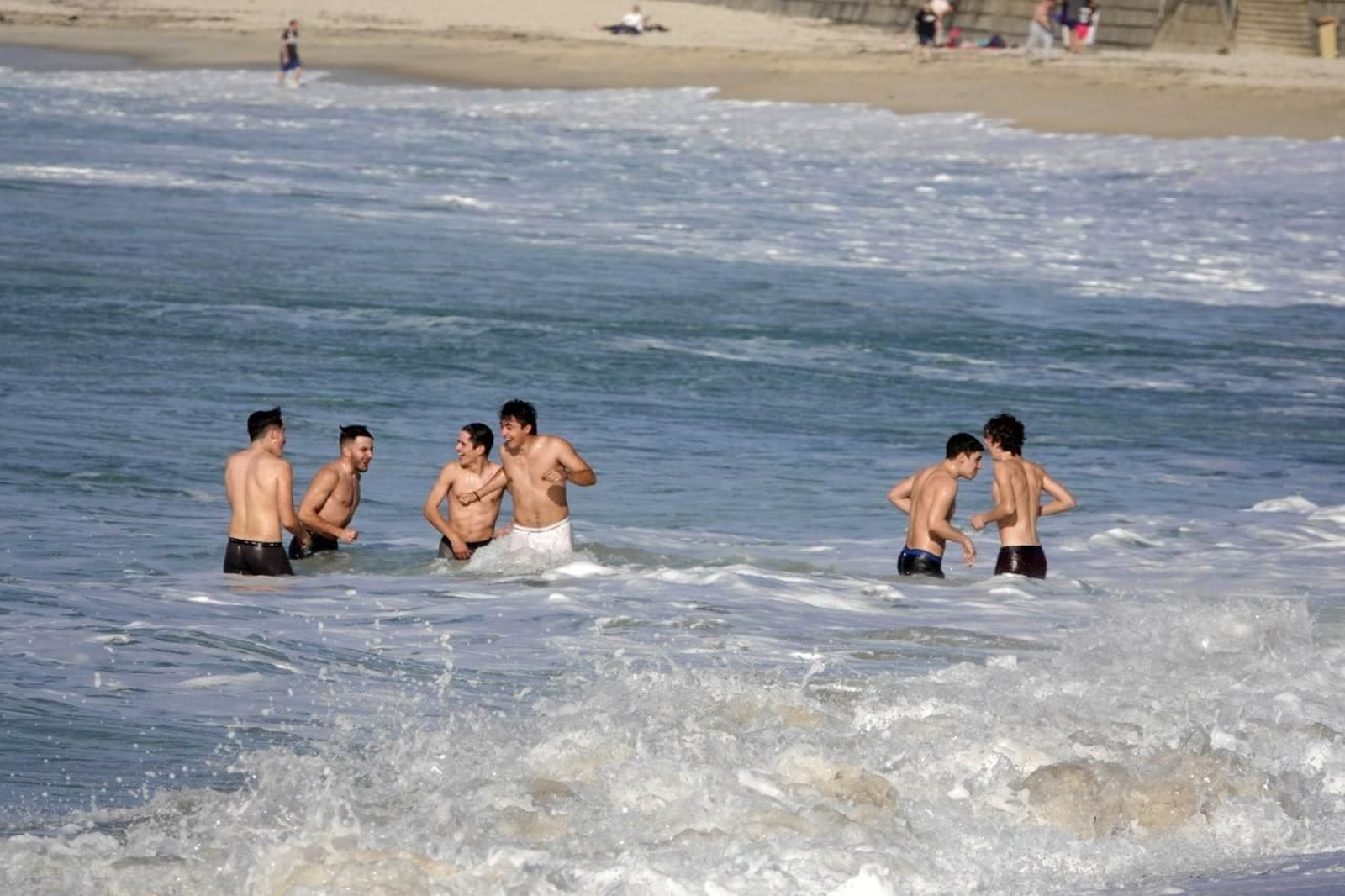Fin de año con tiempo de verano en Vigo. Playa de Samil. // Vicente Alonso