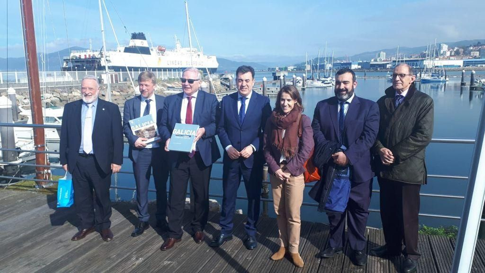 La delegación con Incargo, y con López Veiga y el conselleiro Román.