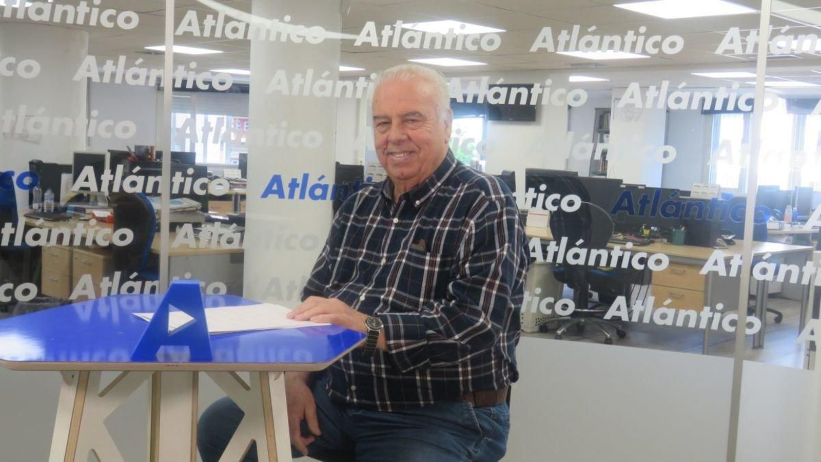 “Polo”, mestre de baile e pandereiteiro, no set de Atlántico TV.